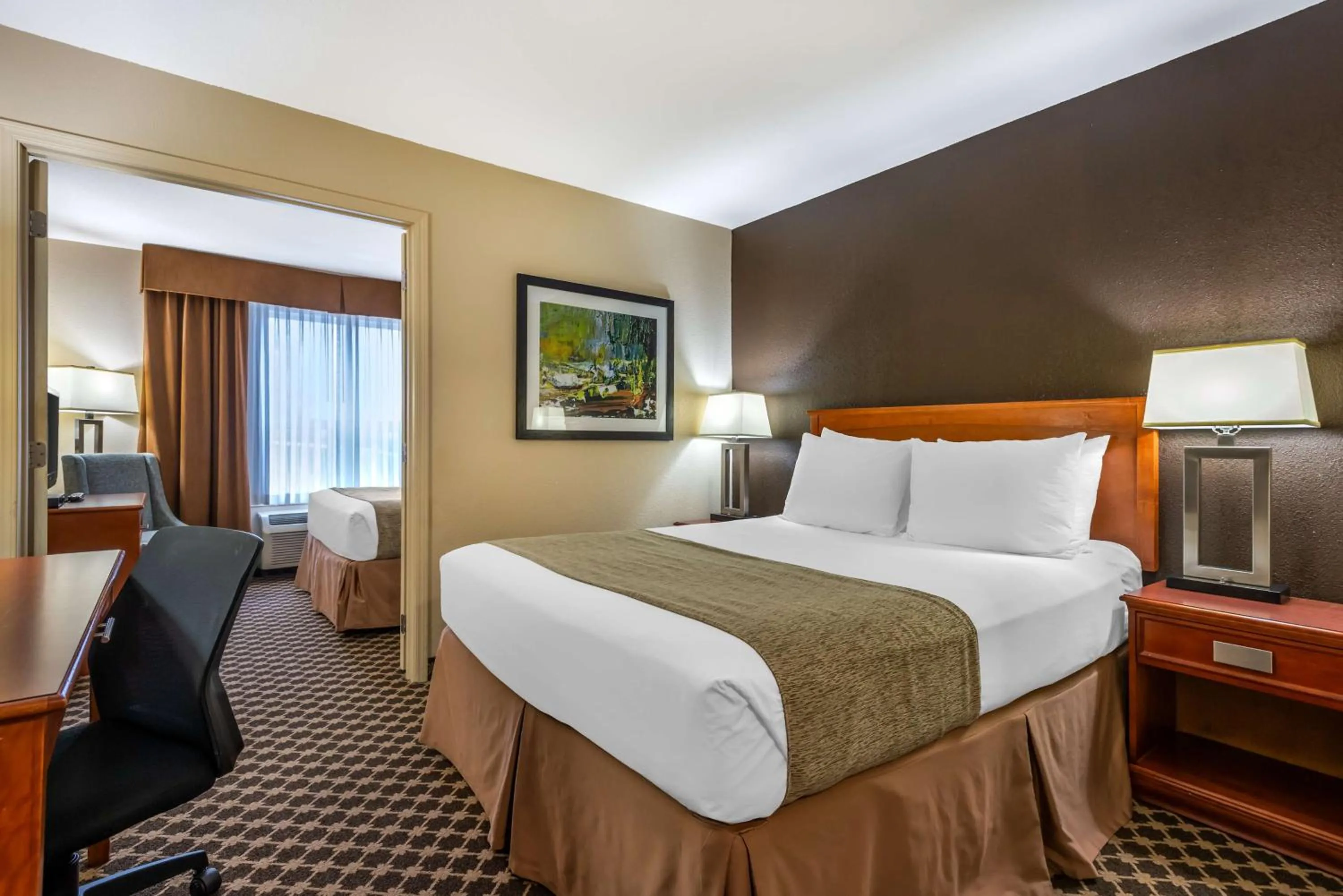 Bedroom, Bed in Best Western Strathmore Inn