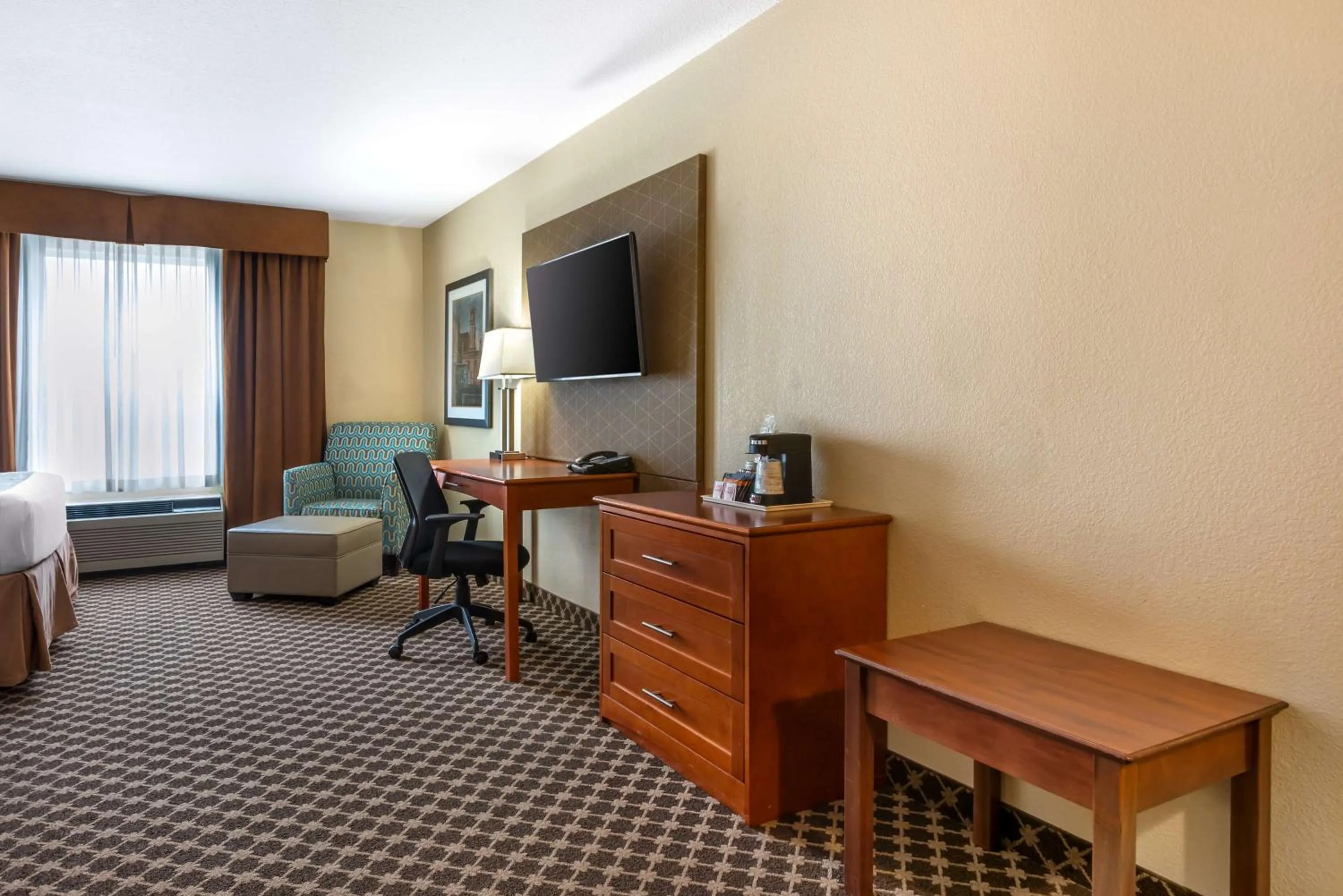 Bedroom in Best Western Strathmore Inn