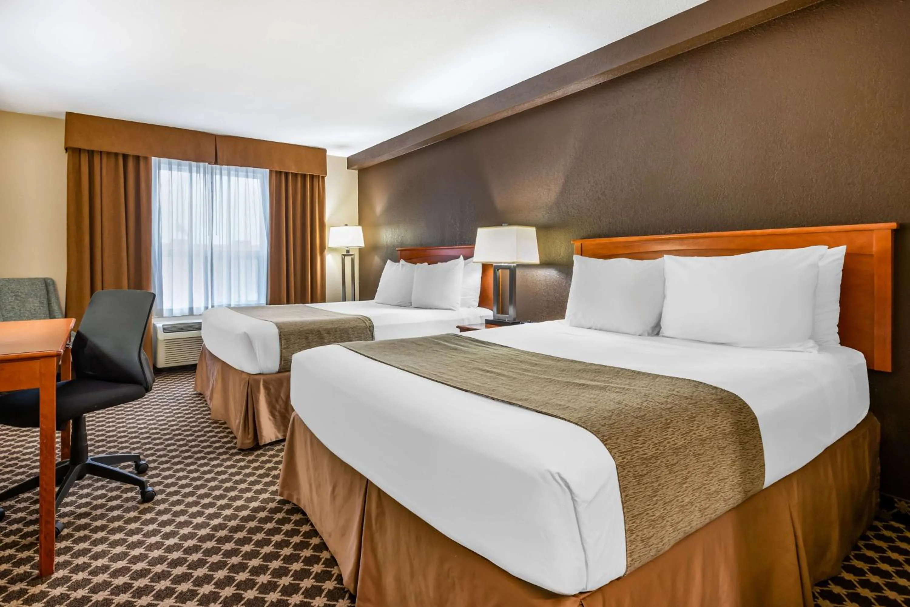 Bedroom, Bed in Best Western Strathmore Inn