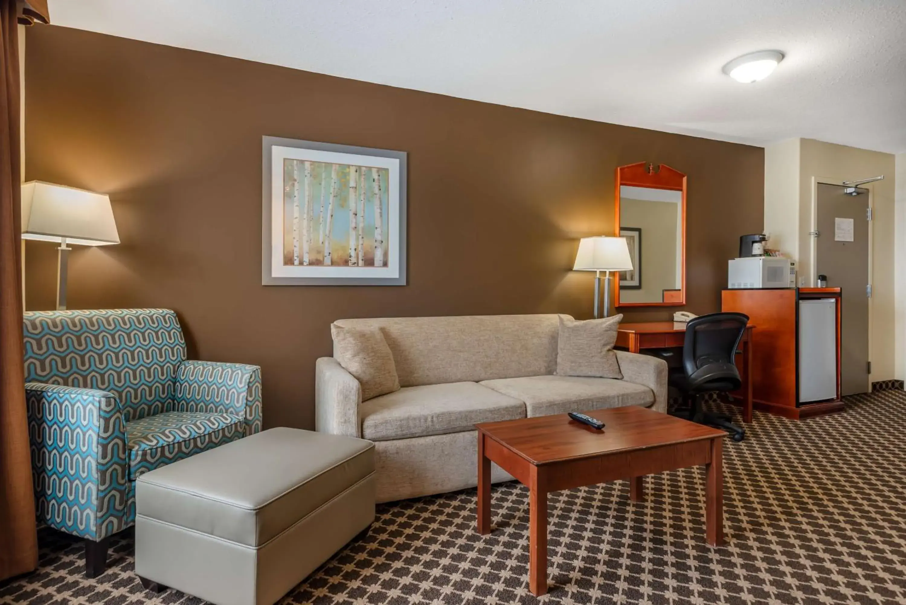 Queen Suite with Sofa Bed - Non-Smoking in Best Western Strathmore Inn Queen Suite with Sofa Bed - Non-Smoking in Best Western Strathmore Inn