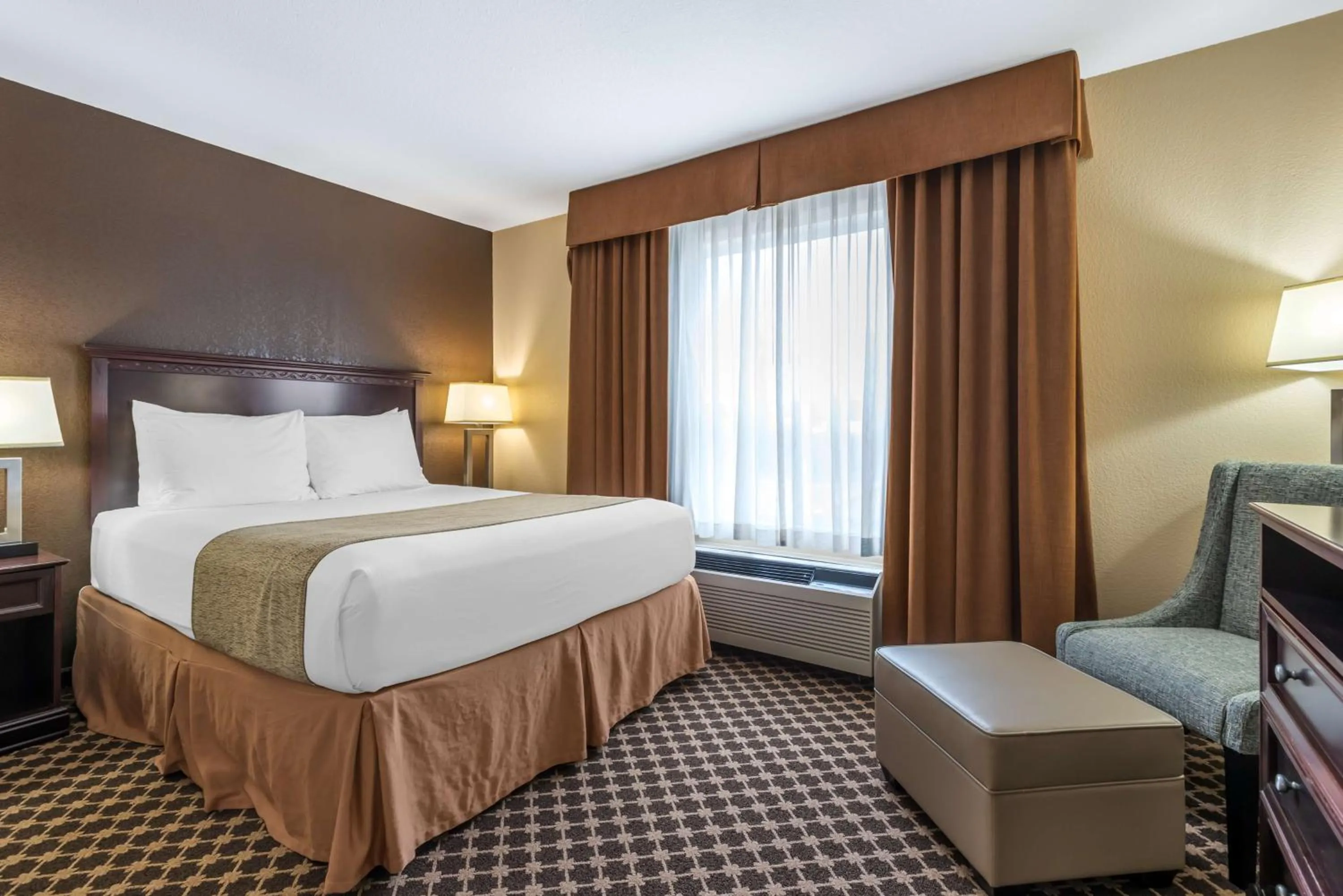 Bedroom, Bed in Best Western Strathmore Inn