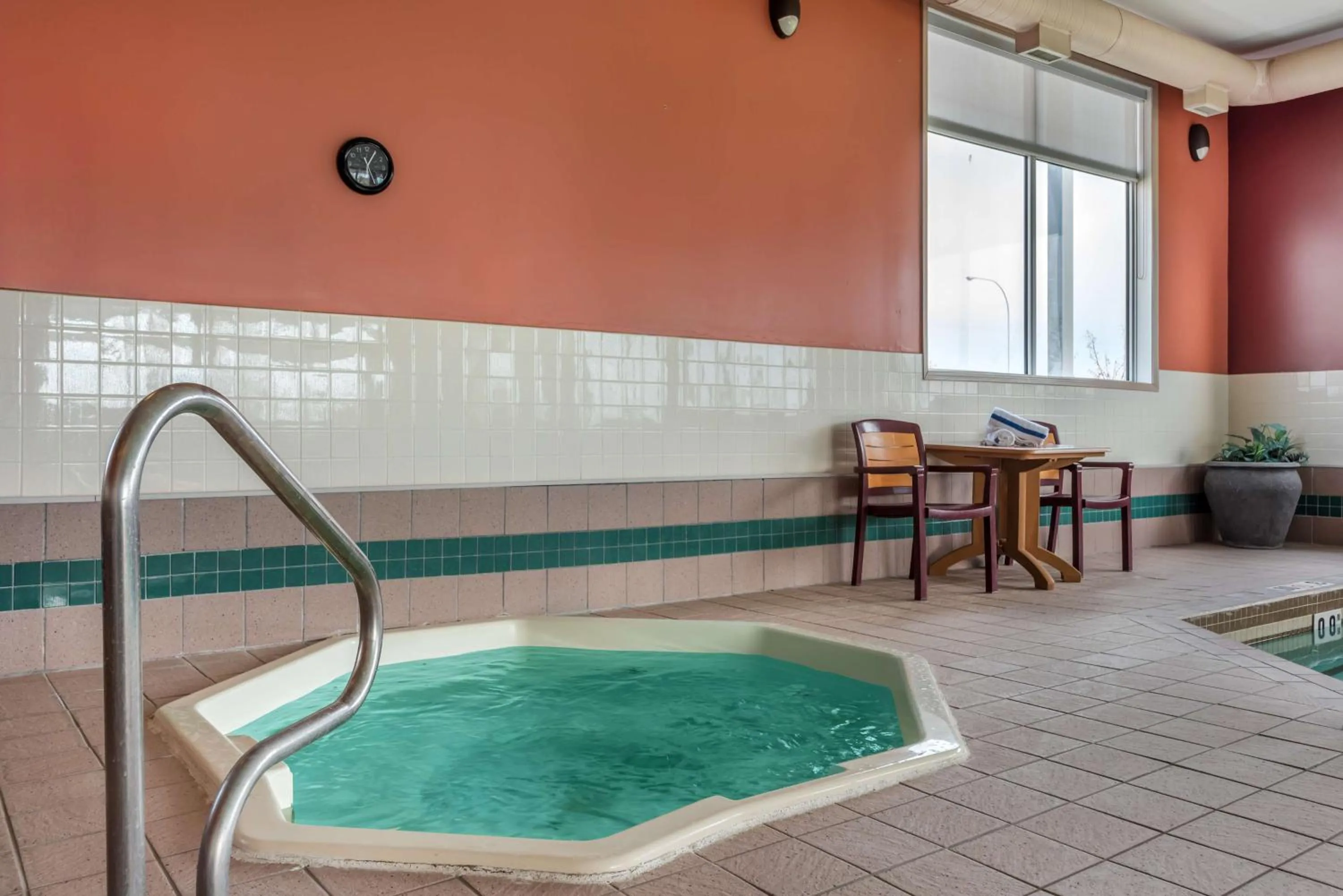 Pool view in Best Western Strathmore Inn