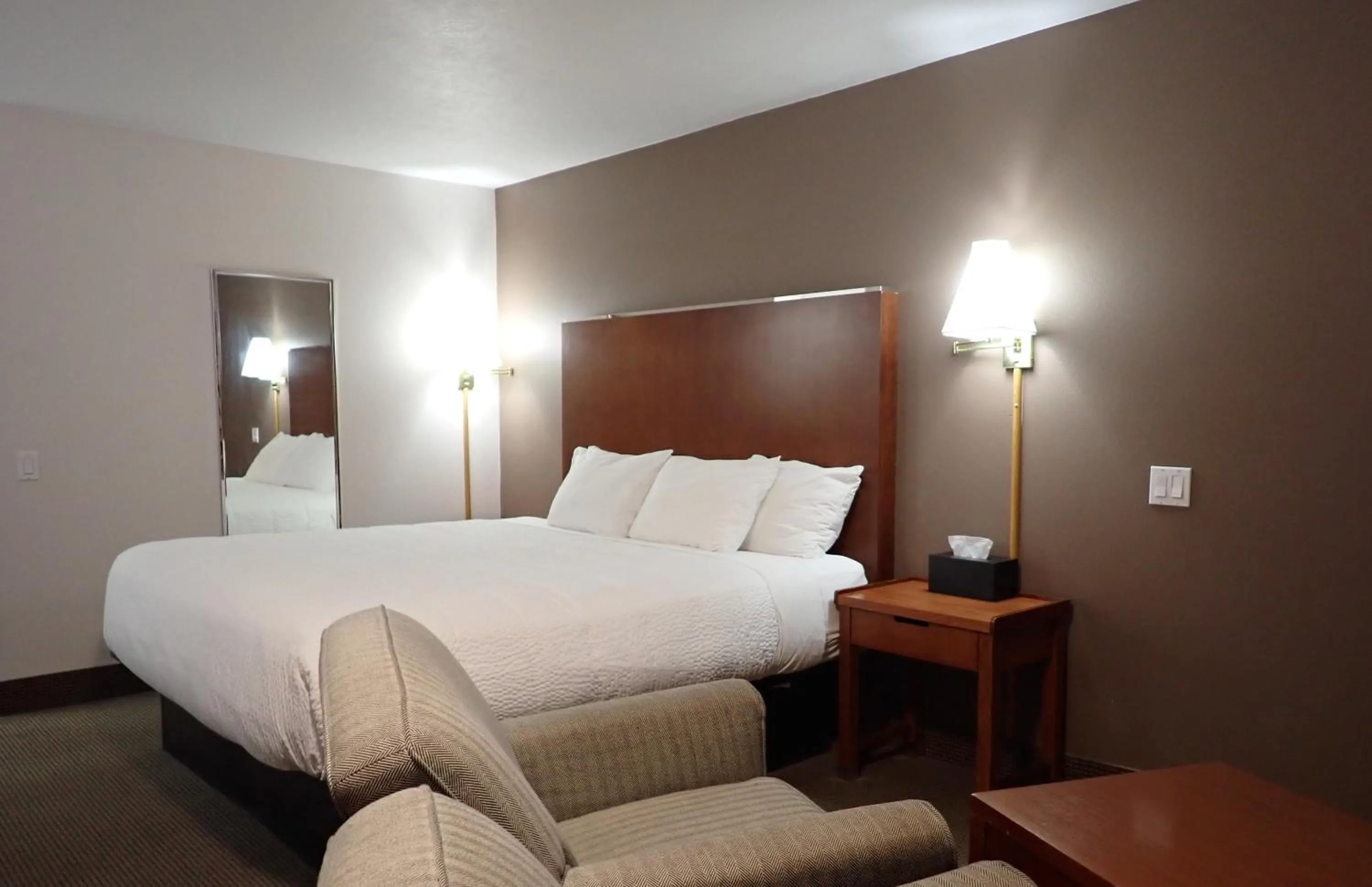 Photo of the whole room, Bed in Days Inn by Wyndham Valemount