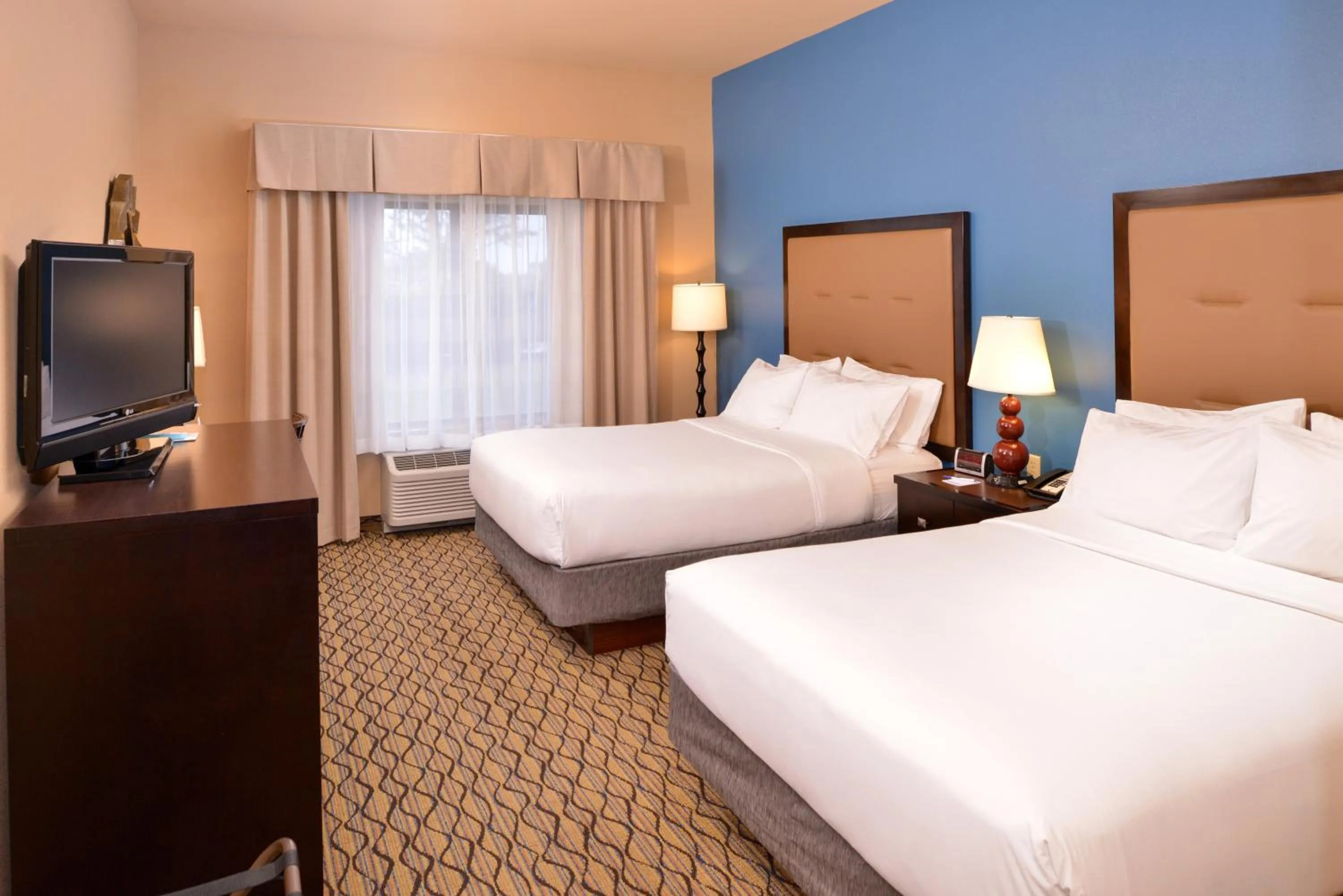 Photo of the whole room, Bed in Holiday Inn Express & Suites Wichita Falls by IHG