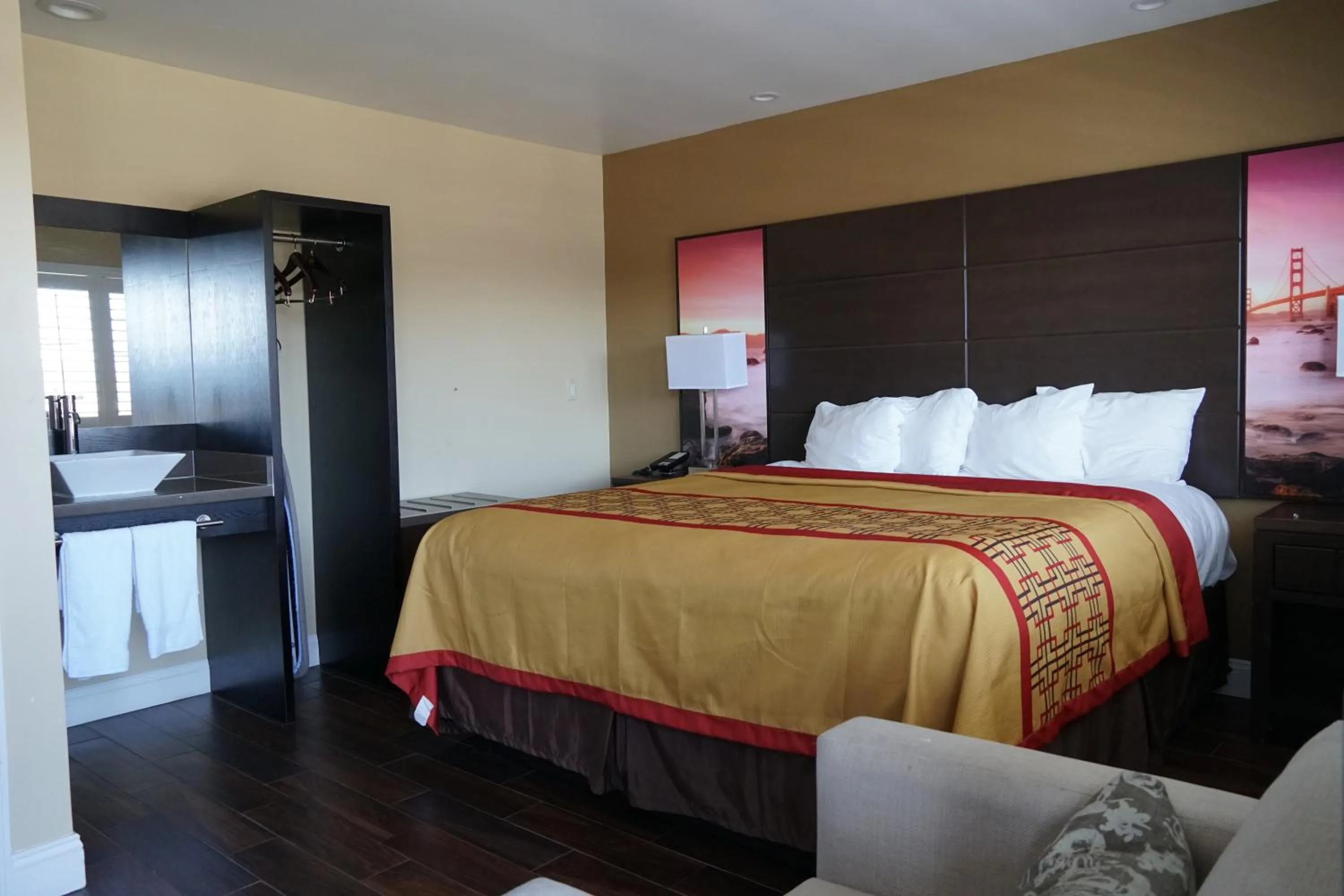 Bed in Muir Woods Lodge