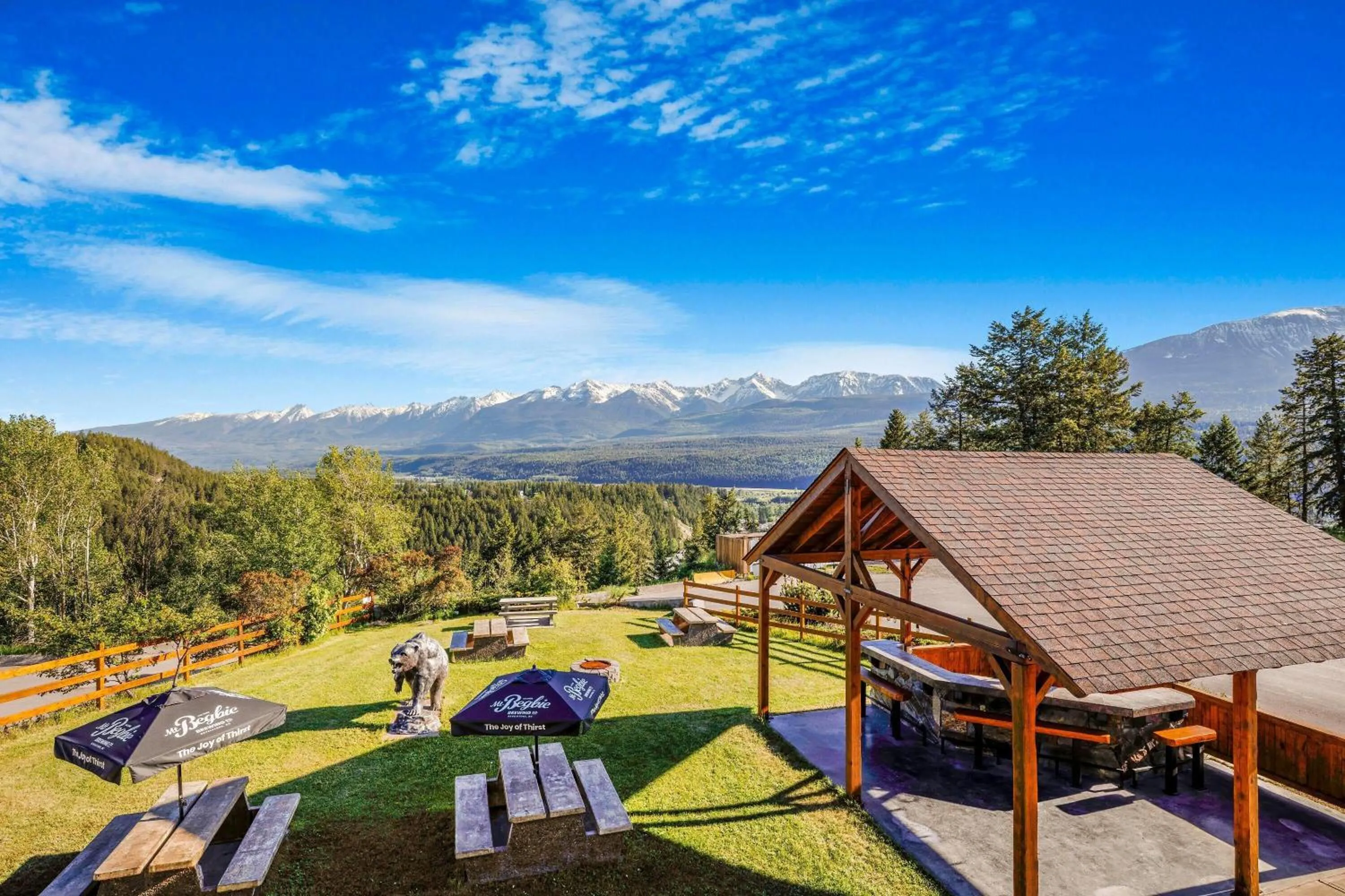 Inner courtyard view in Days Inn by Wyndham Golden