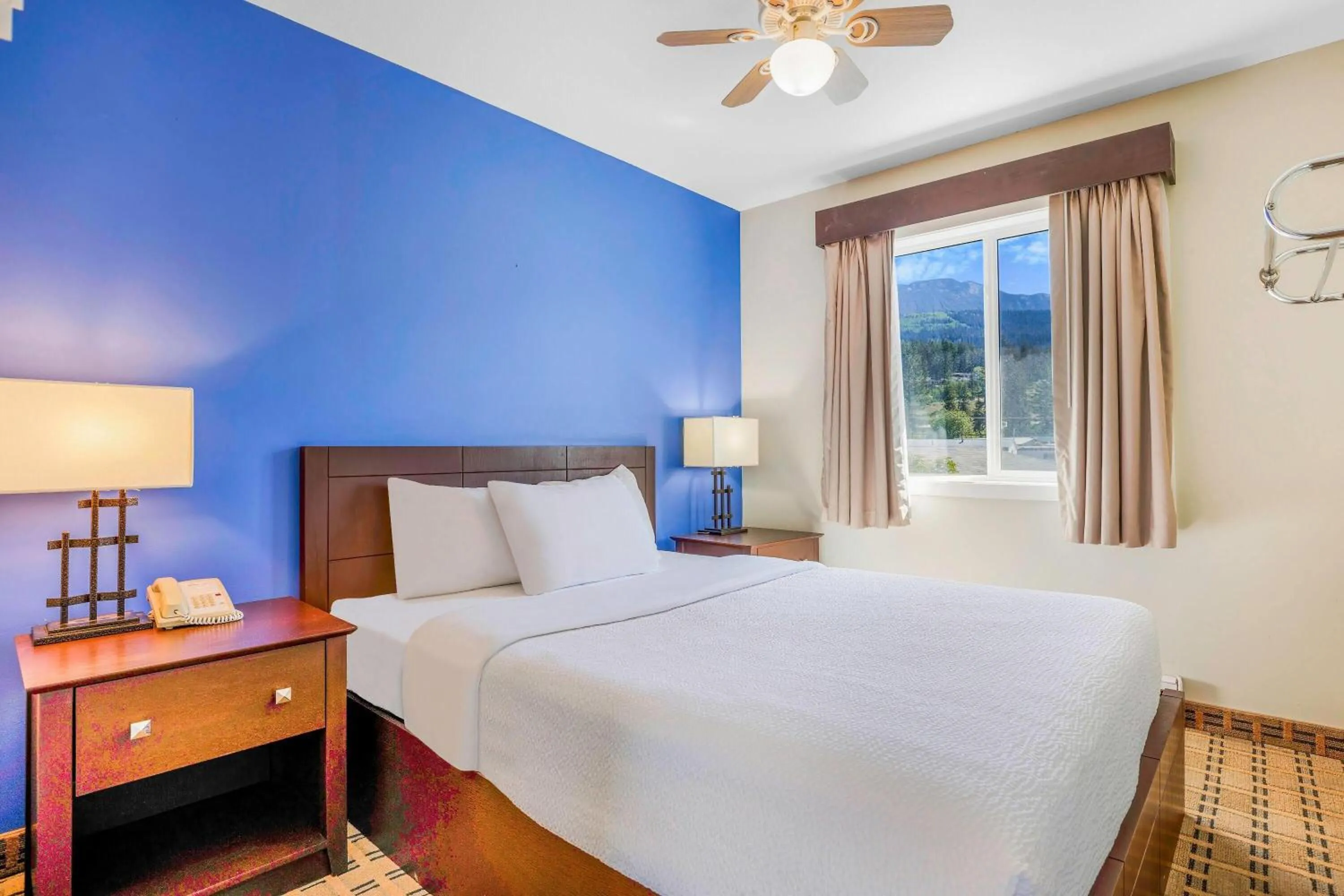 Photo of the whole room, Bed in Days Inn by Wyndham Golden