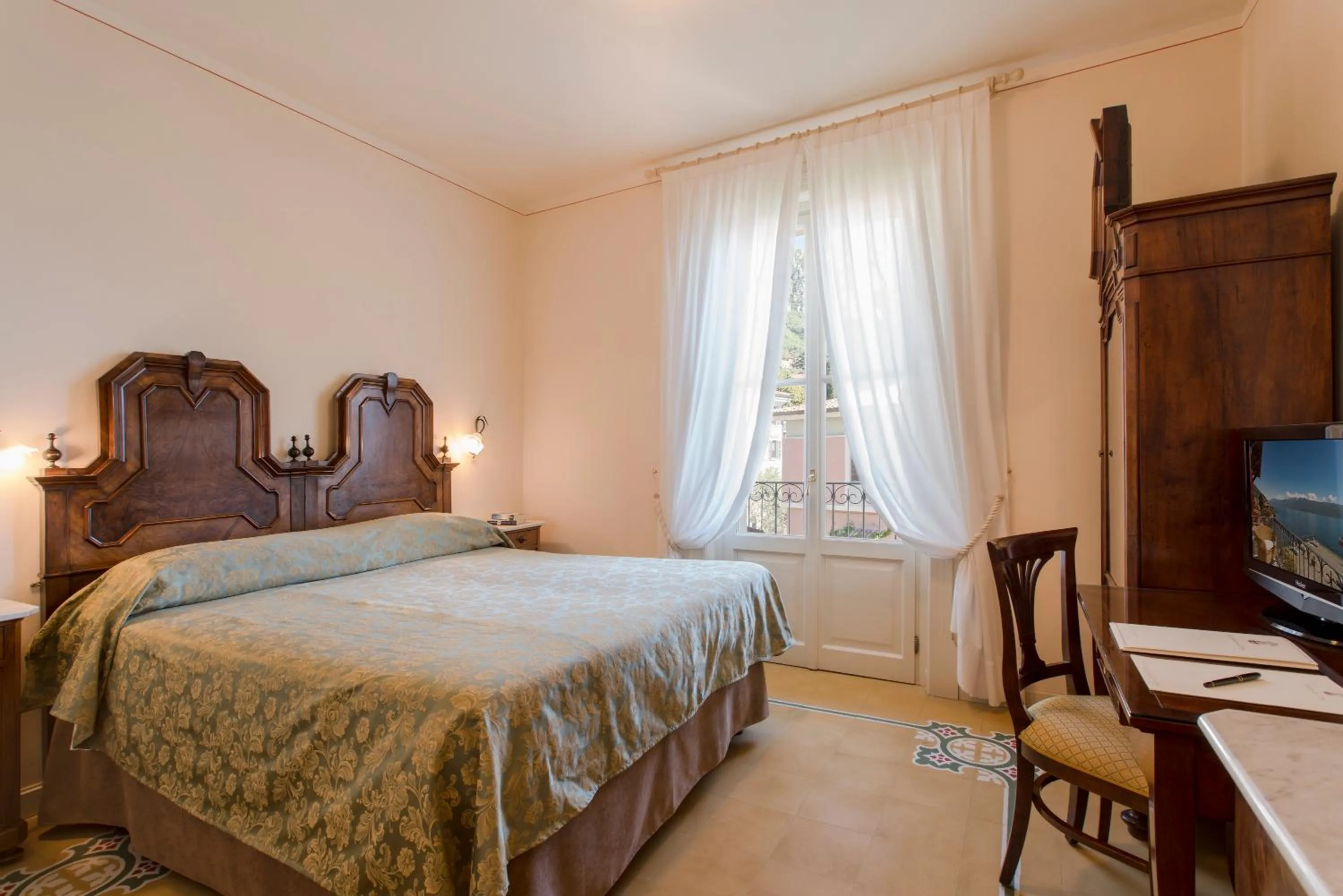 Photo of the whole room in Hotel Gardenia al Lago