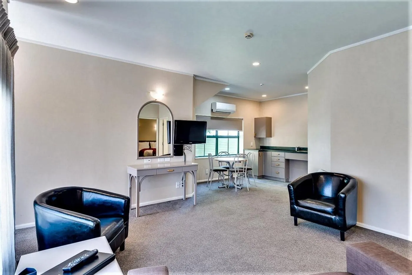 Living room in Cumberland Court Motel