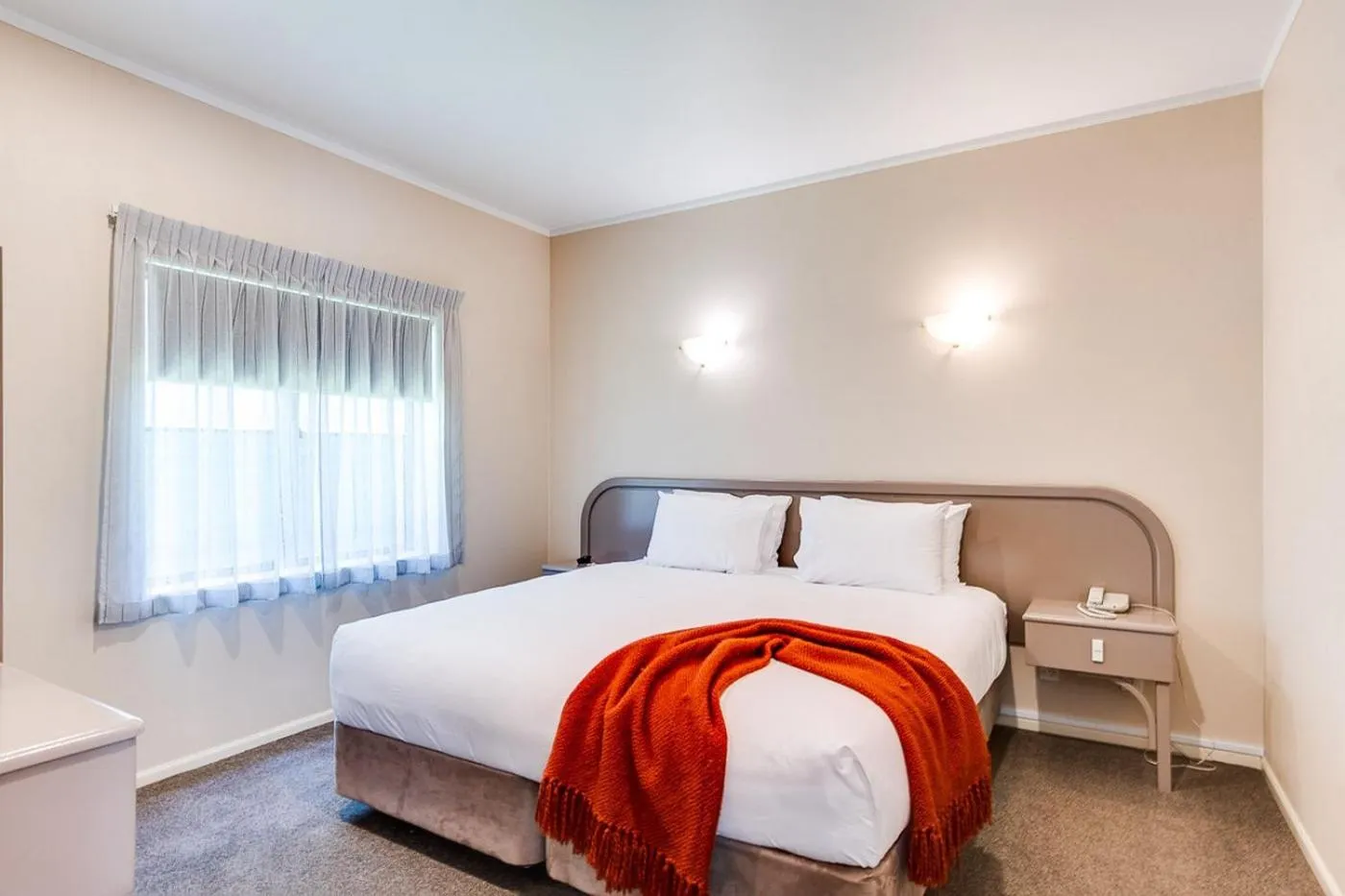 Bed in Cumberland Court Motel