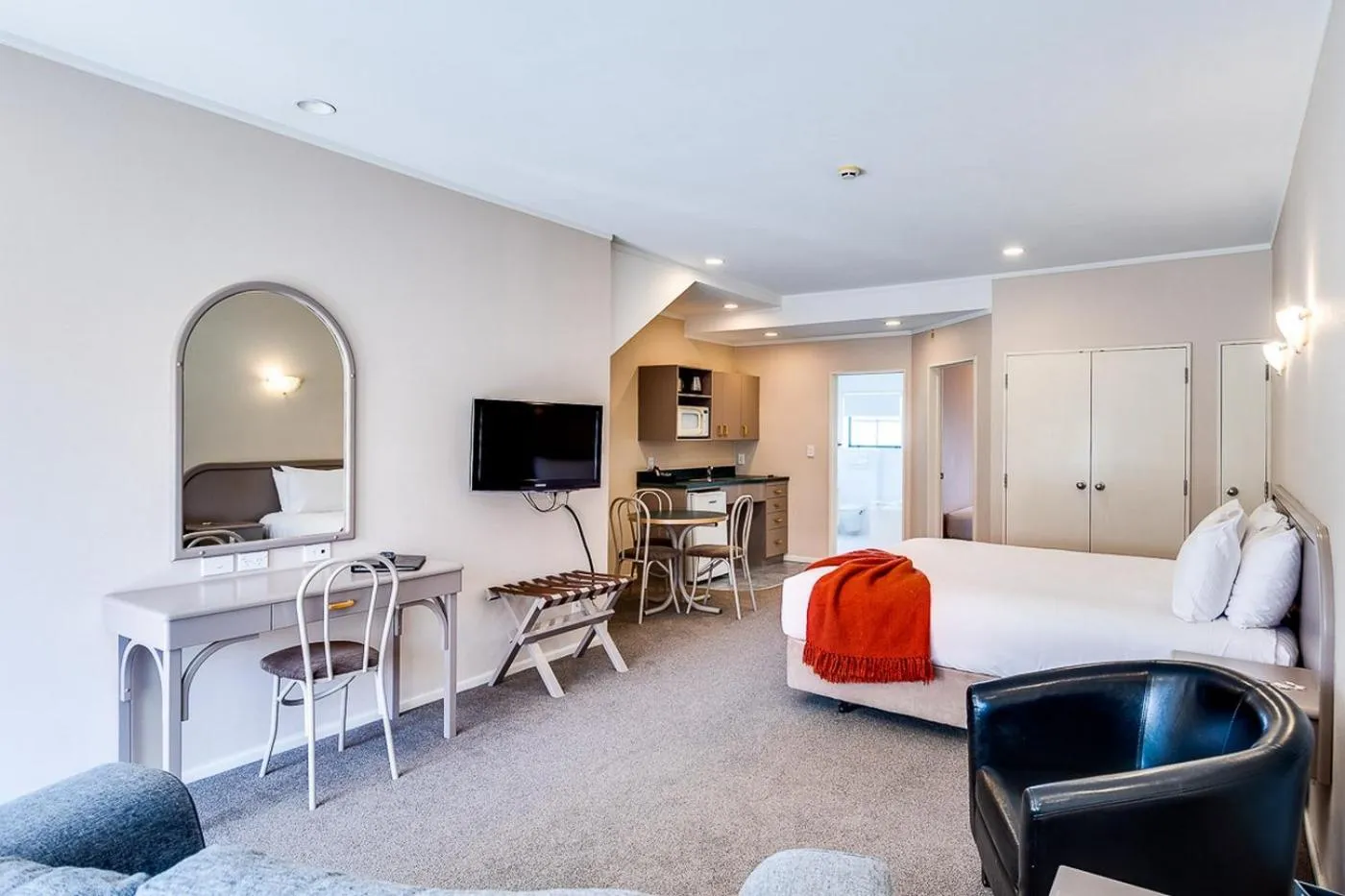 Photo of the whole room, Bed in Cumberland Court Motel