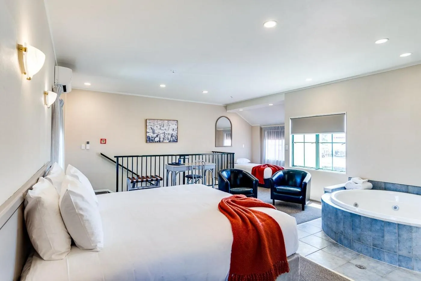 Photo of the whole room, Bed in Cumberland Court Motel