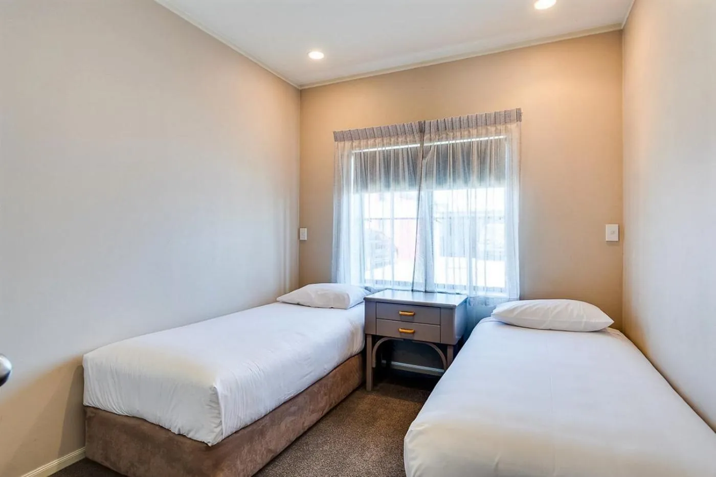 Bedroom, Bed in Cumberland Court Motel