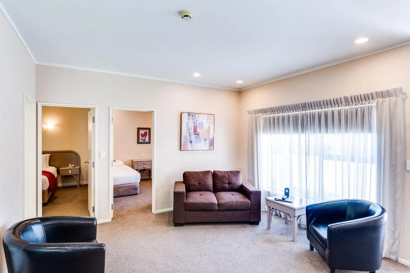 Seating area in Cumberland Court Motel