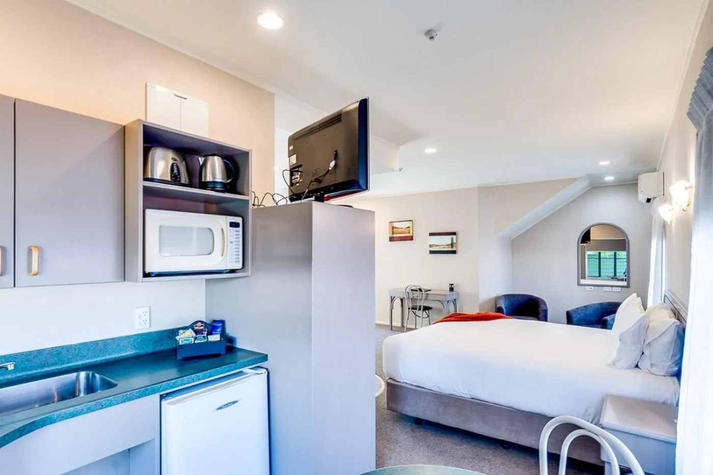 Kitchen or kitchenette, Bed in Cumberland Court Motel