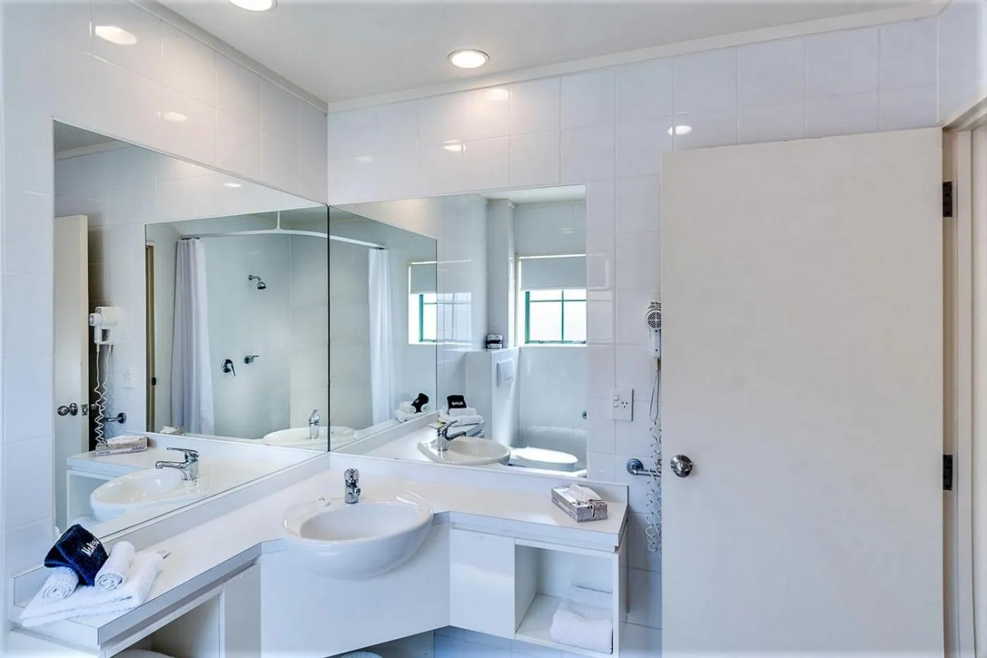 Bathroom in Cumberland Court Motel