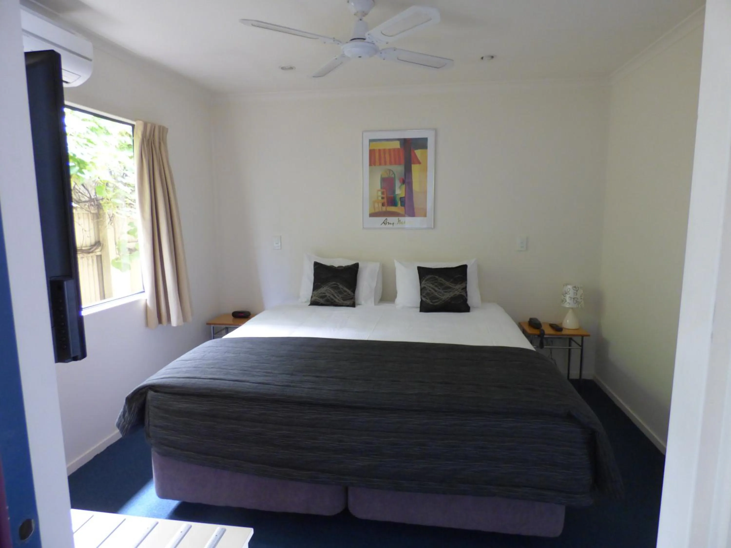 Bed in Claremonte Motor Lodge