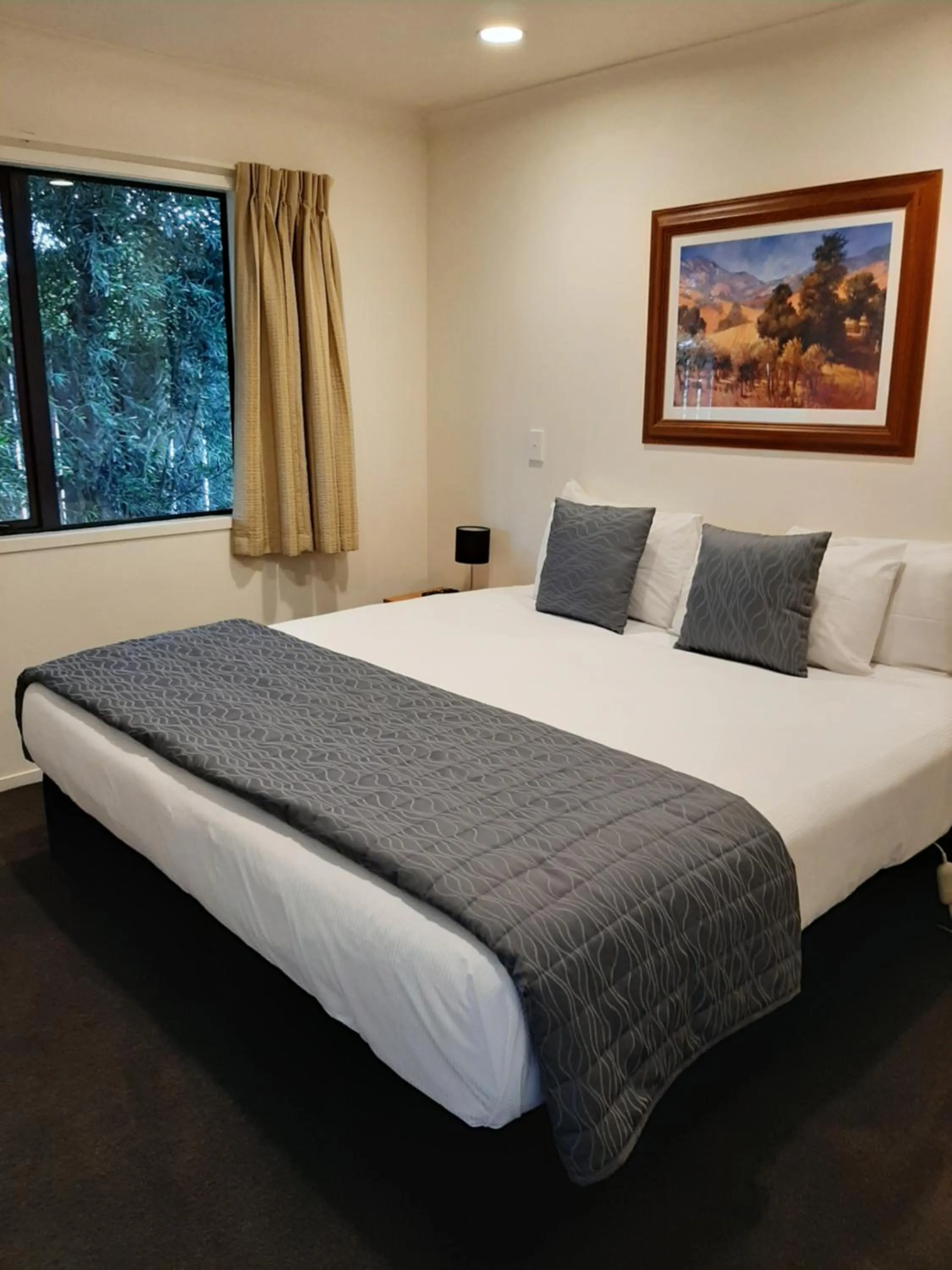 Bed in Claremonte Motor Lodge