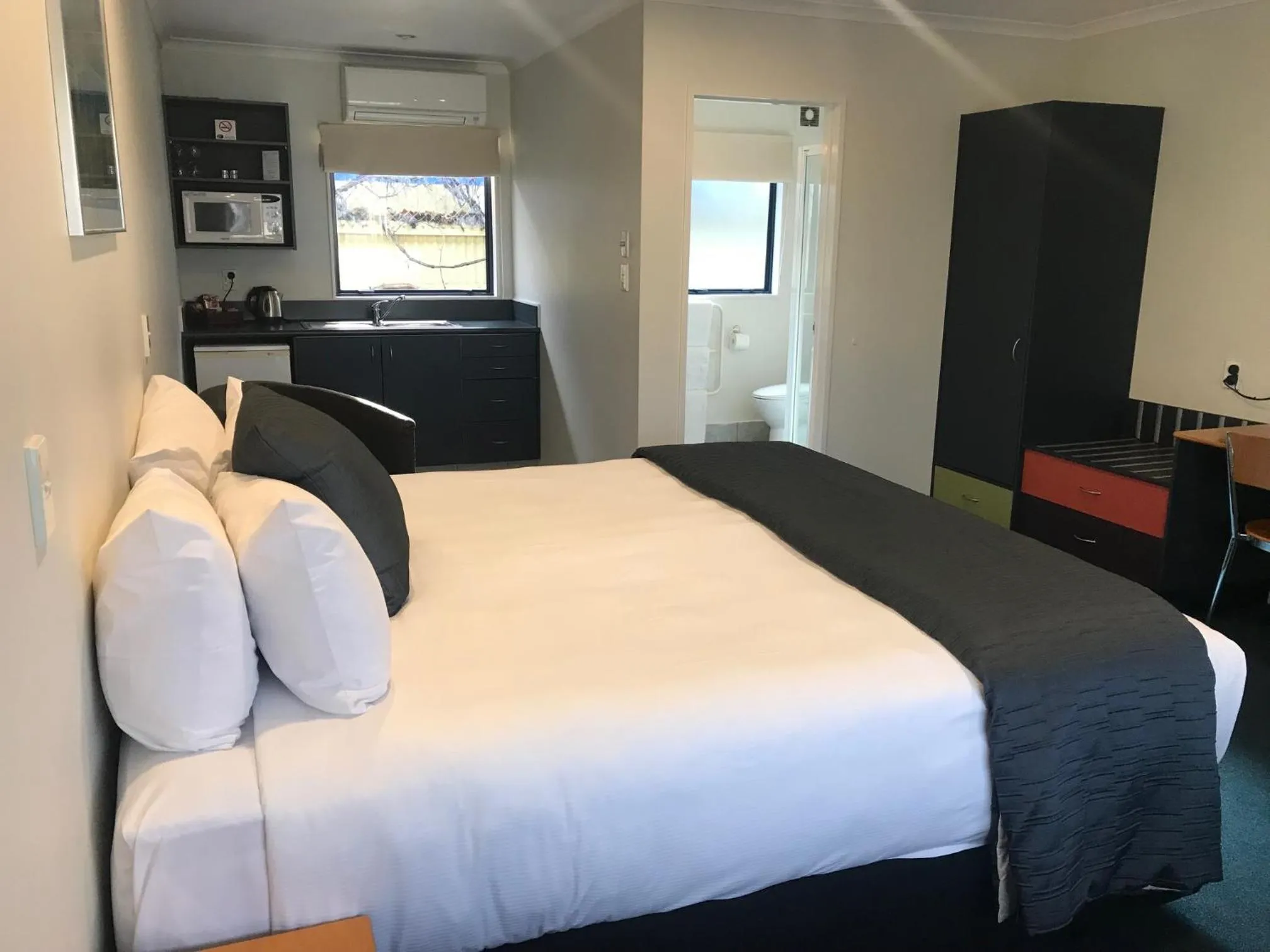 Bed in Claremonte Motor Lodge