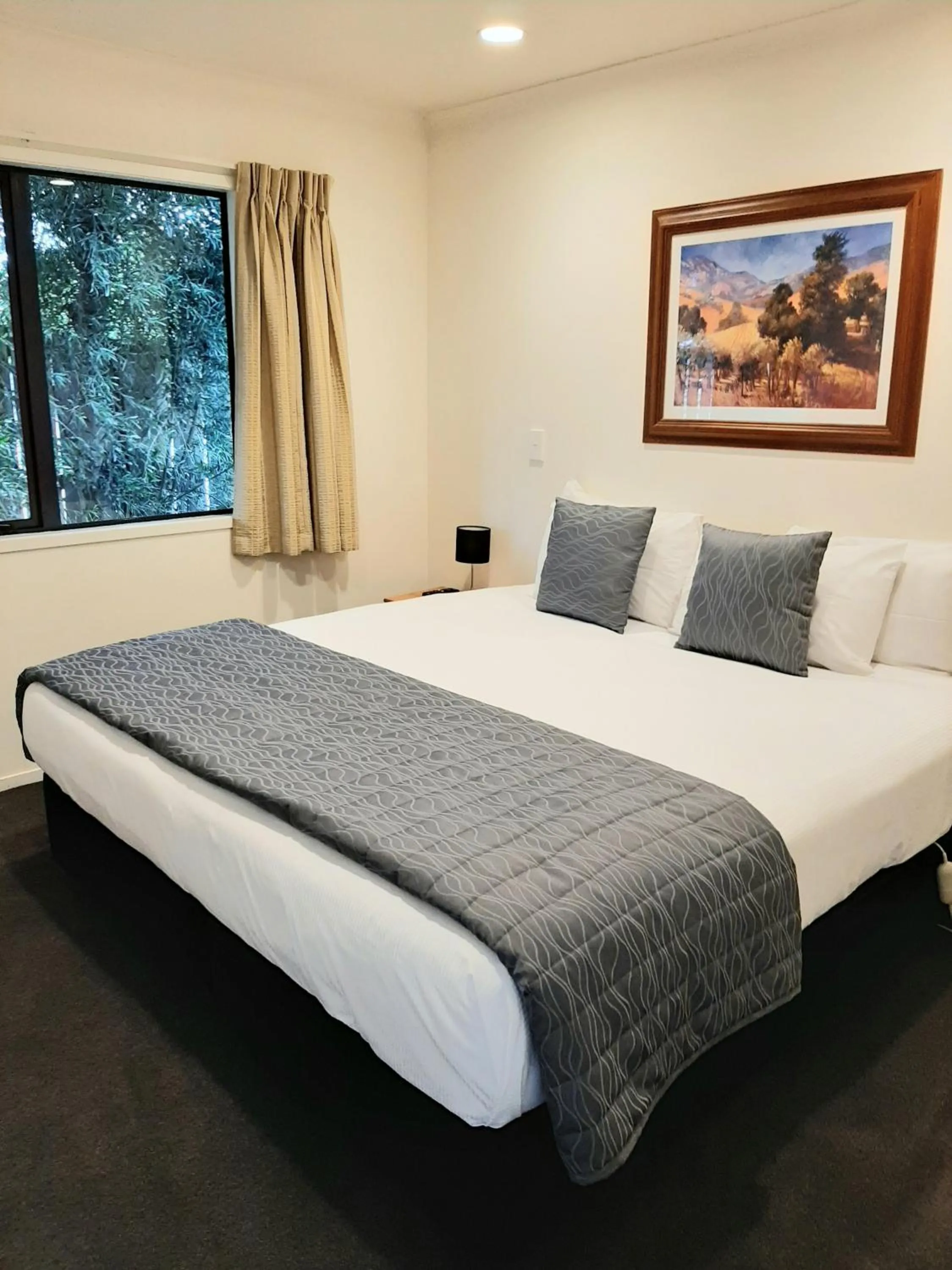 Bed in Claremonte Motor Lodge