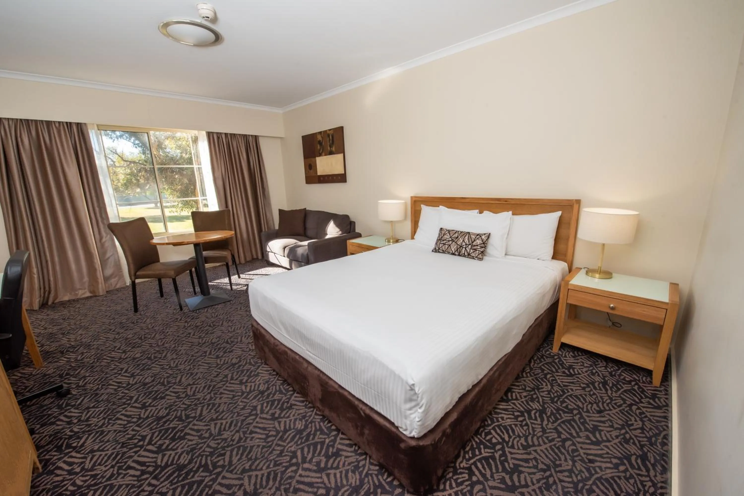 Bed in Best Western Plus Hovell Tree Inn