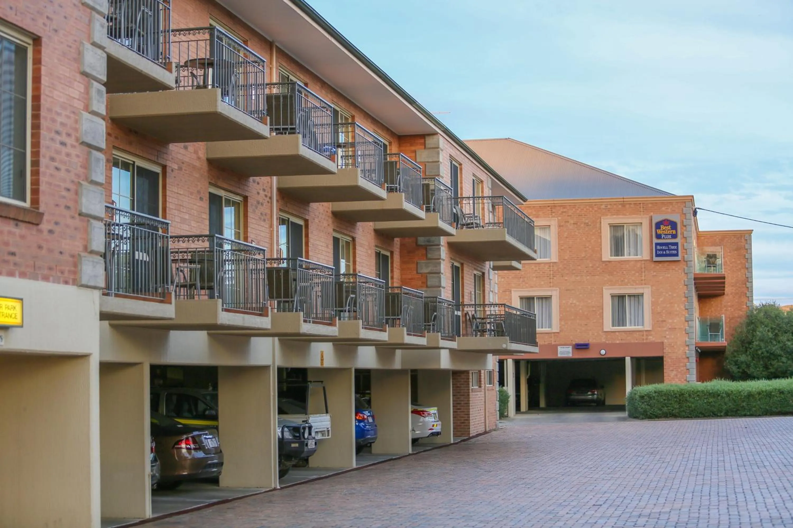 Facade/entrance in Best Western Plus Hovell Tree Inn