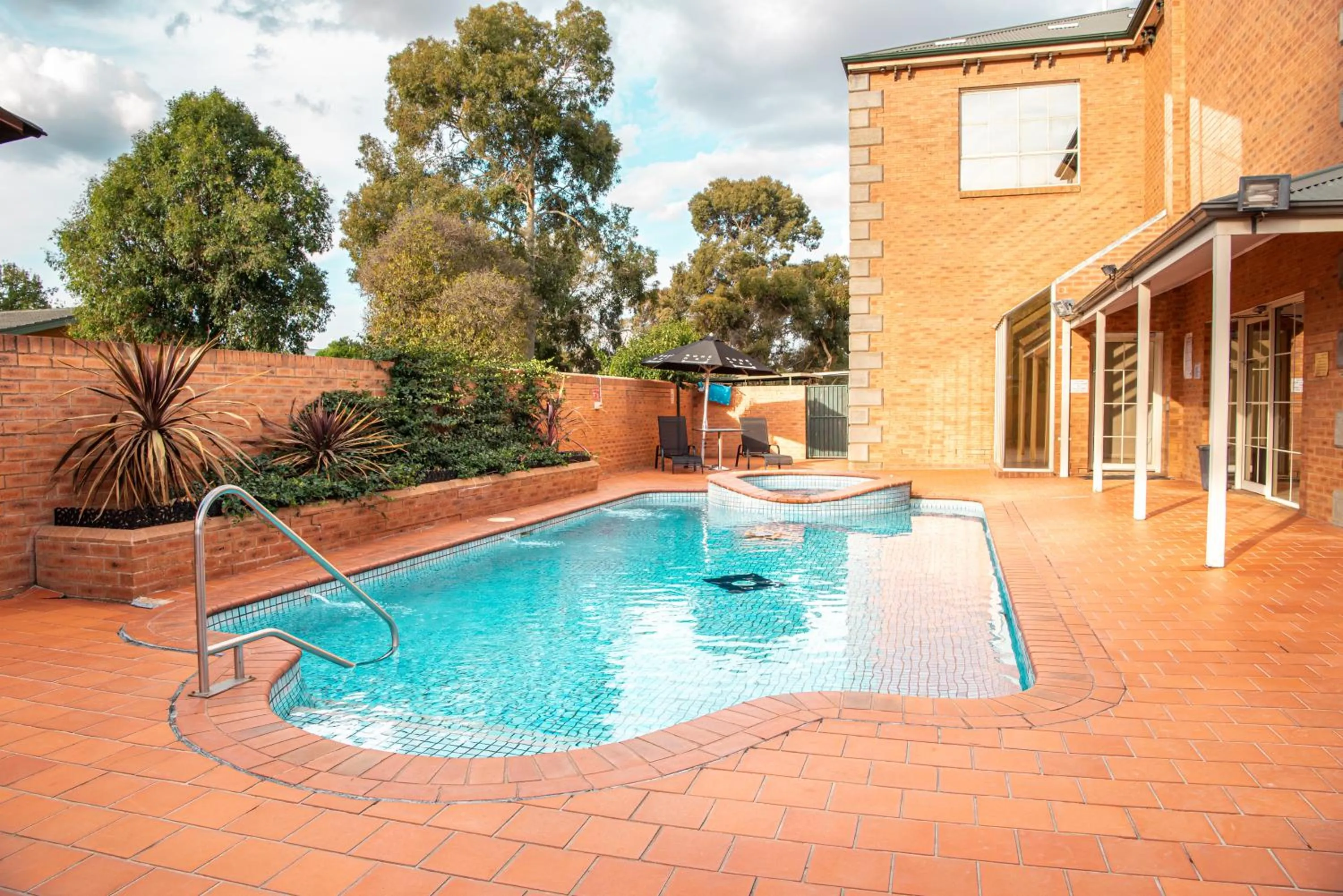 Swimming pool in Best Western Plus Hovell Tree Inn