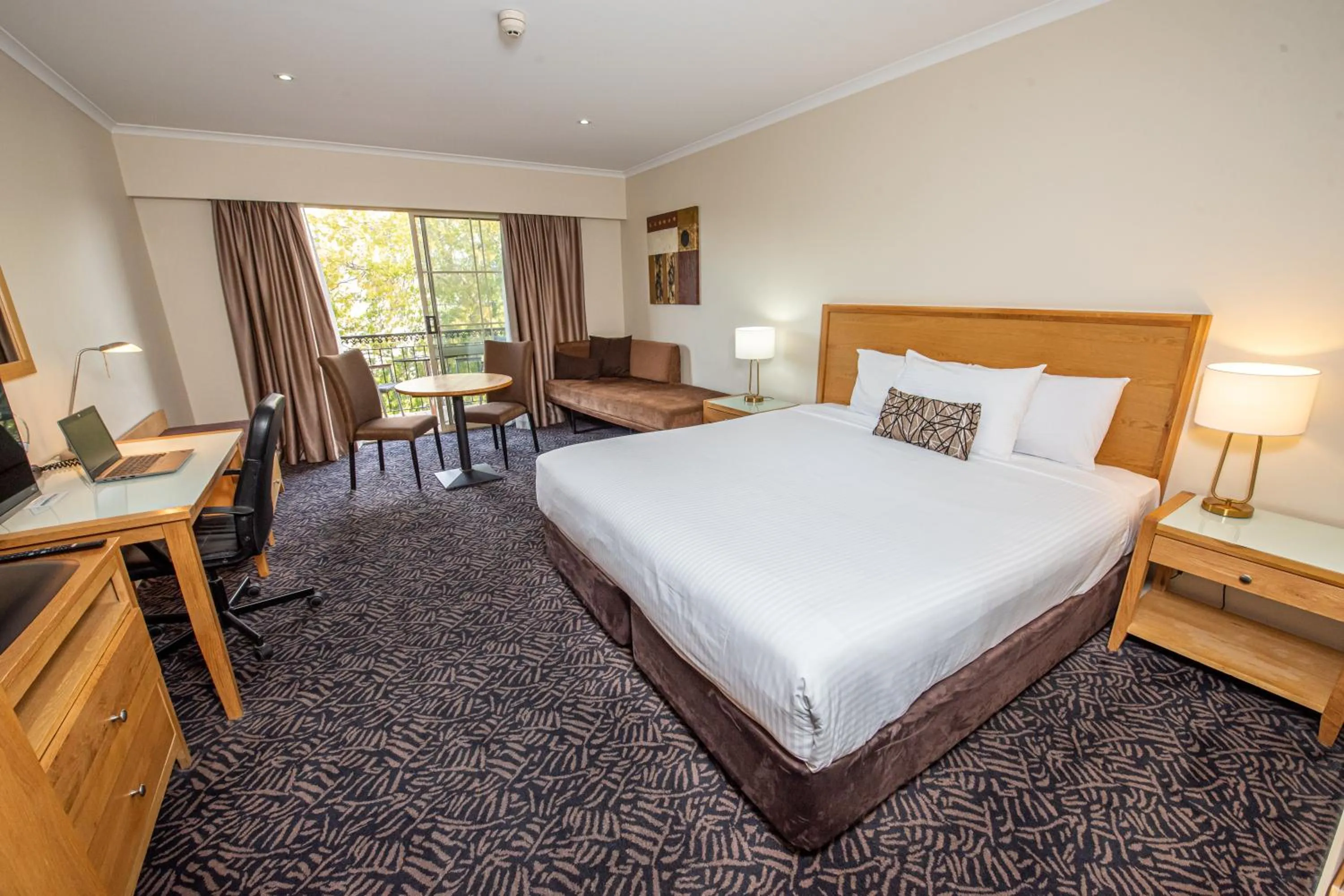 Business facilities, Bed in Best Western Plus Hovell Tree Inn
