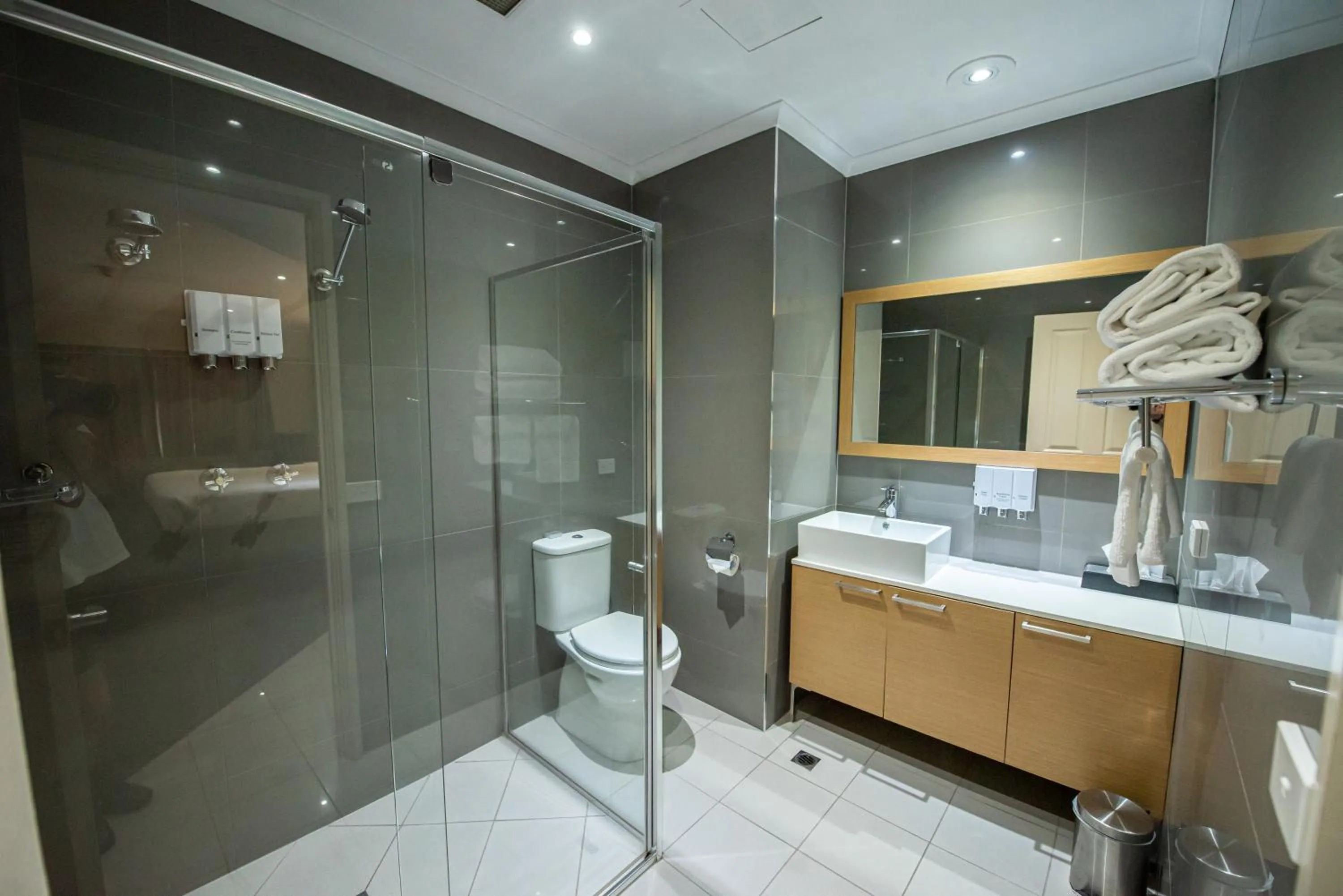 Bathroom in Best Western Plus Hovell Tree Inn