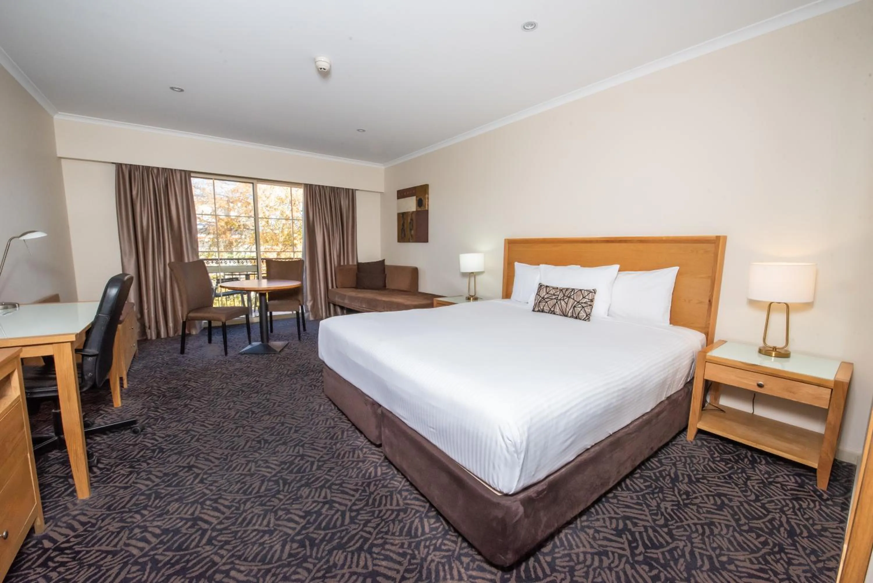 Bed in Best Western Plus Hovell Tree Inn