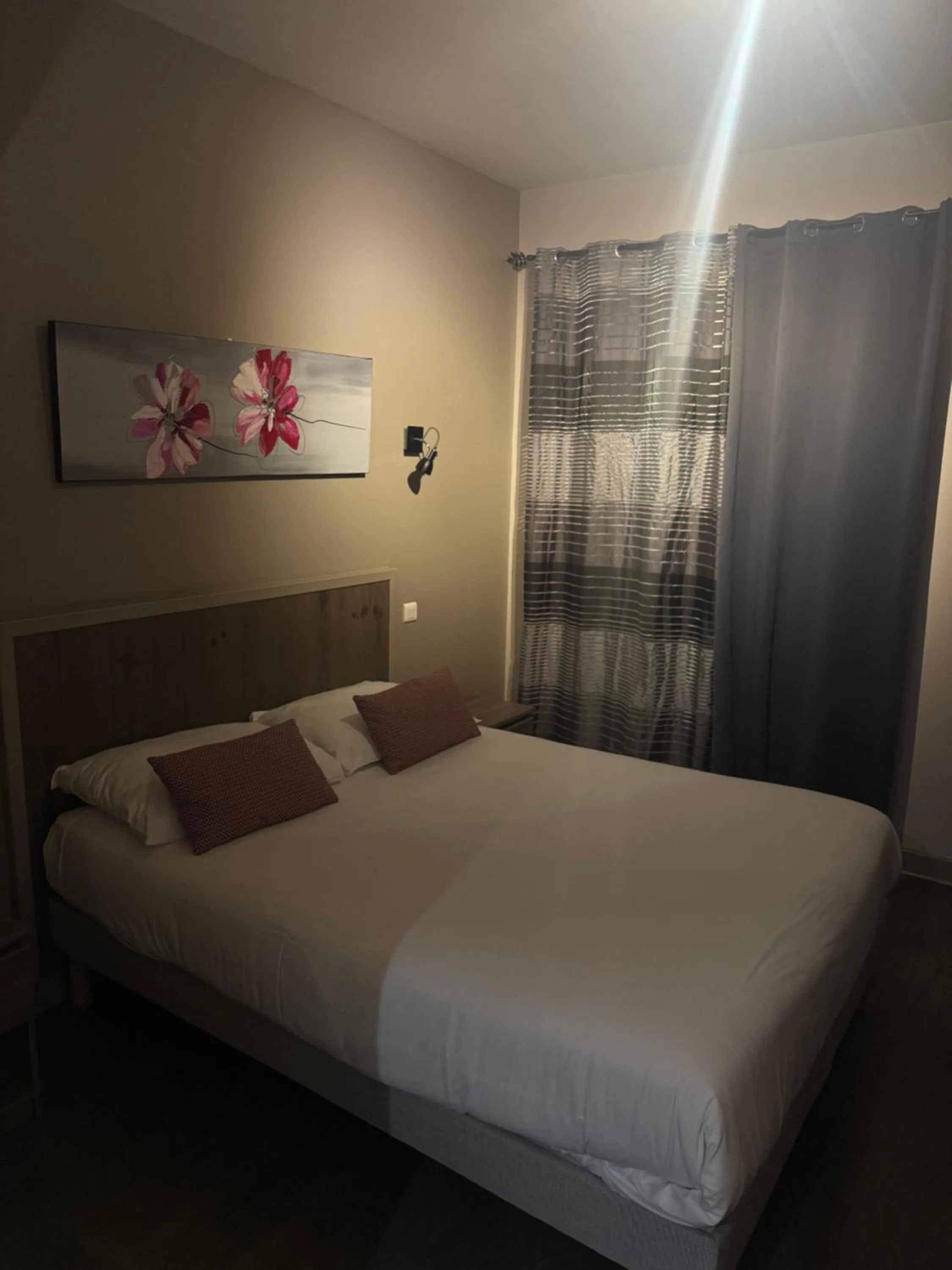 Bed in Hôtel restaurant HENRY