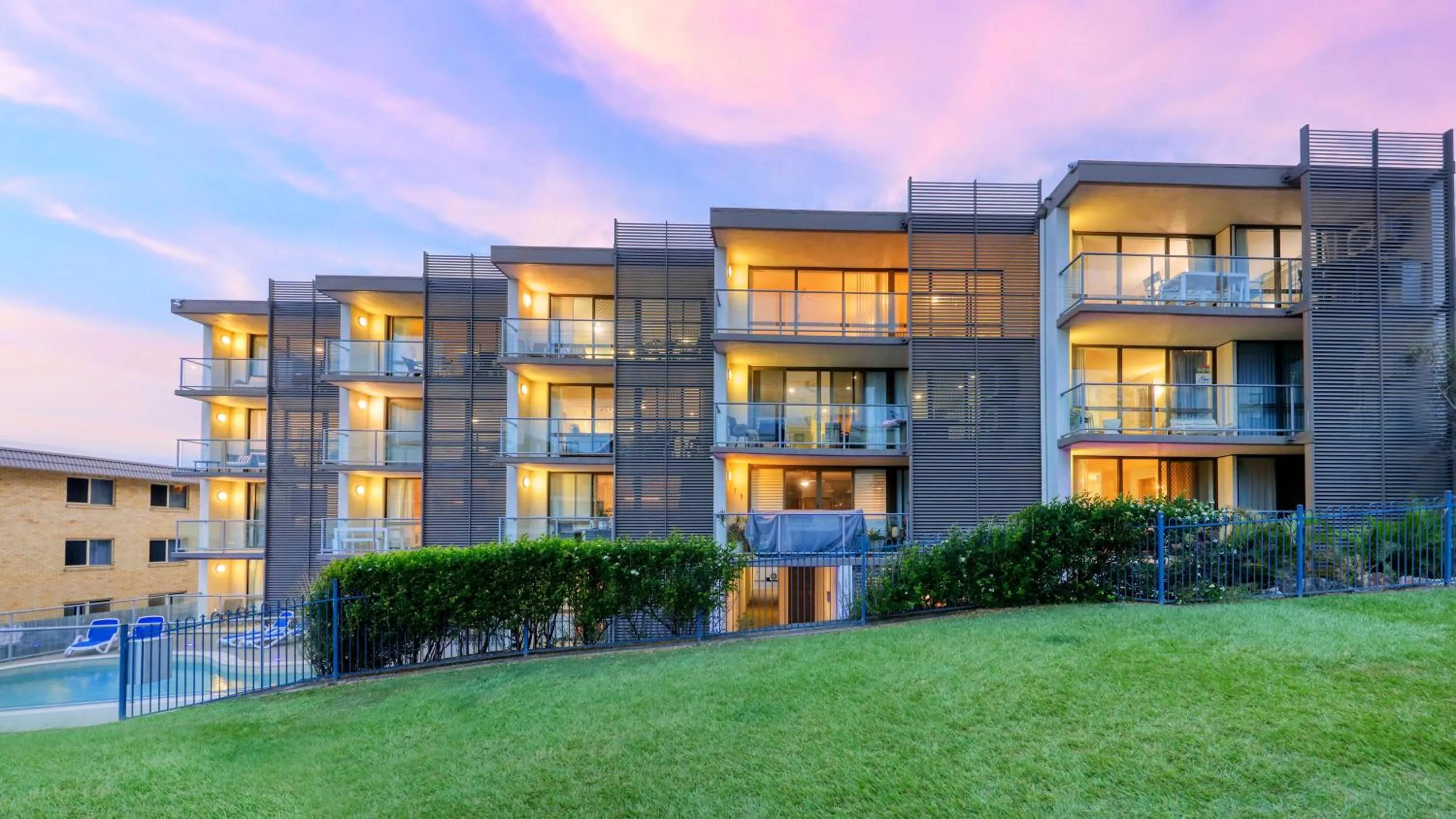 Property building in Merrima Court Holidays