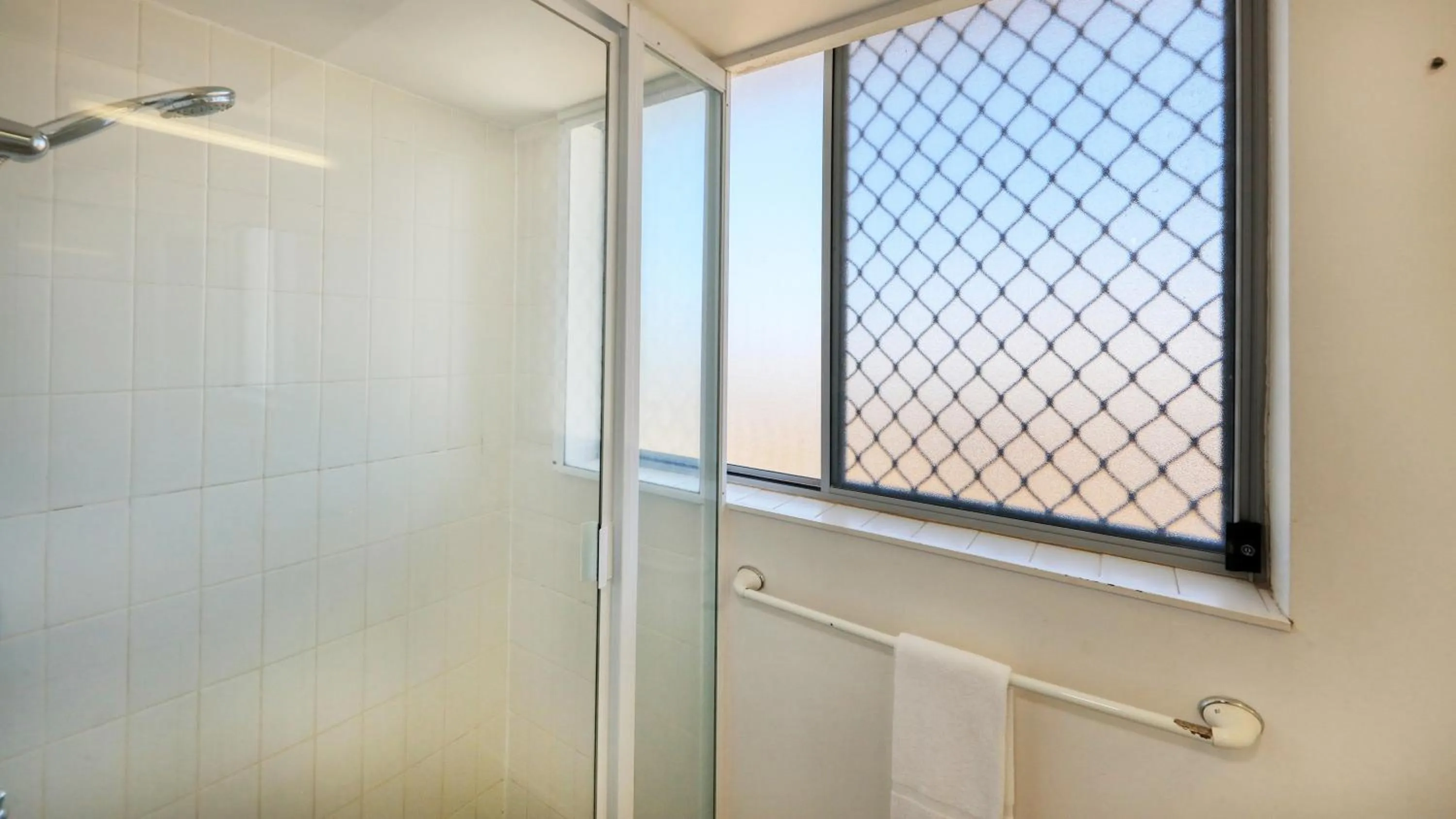Shower in Merrima Court Holidays