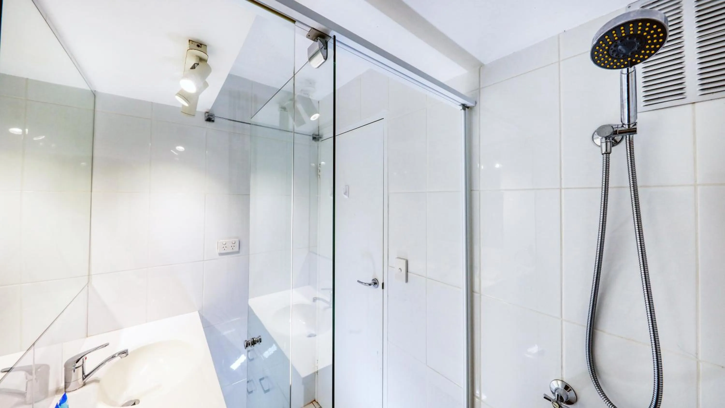 Shower in Merrima Court Holidays