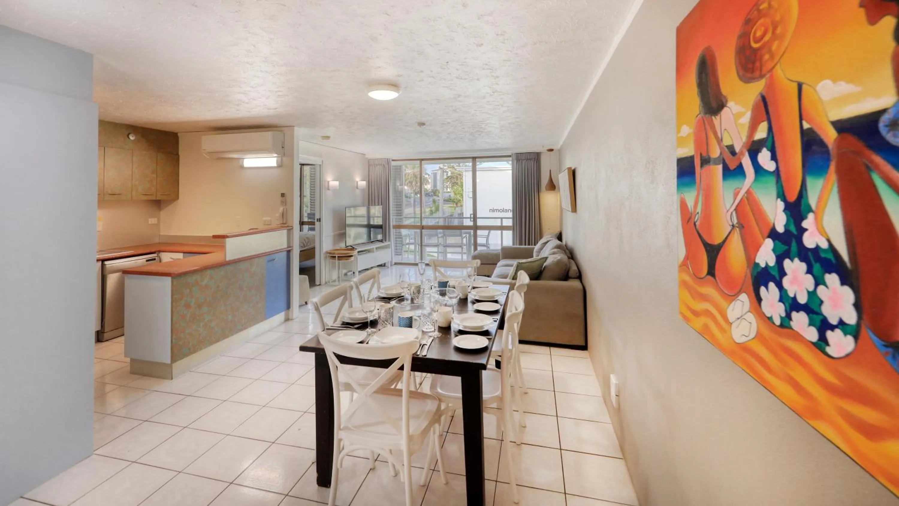 Dining area in Merrima Court Holidays
