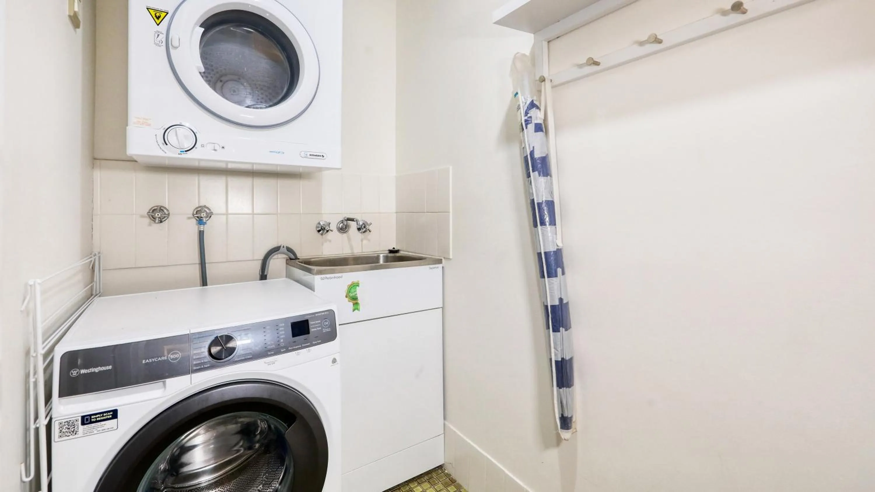 washing machine in Merrima Court Holidays