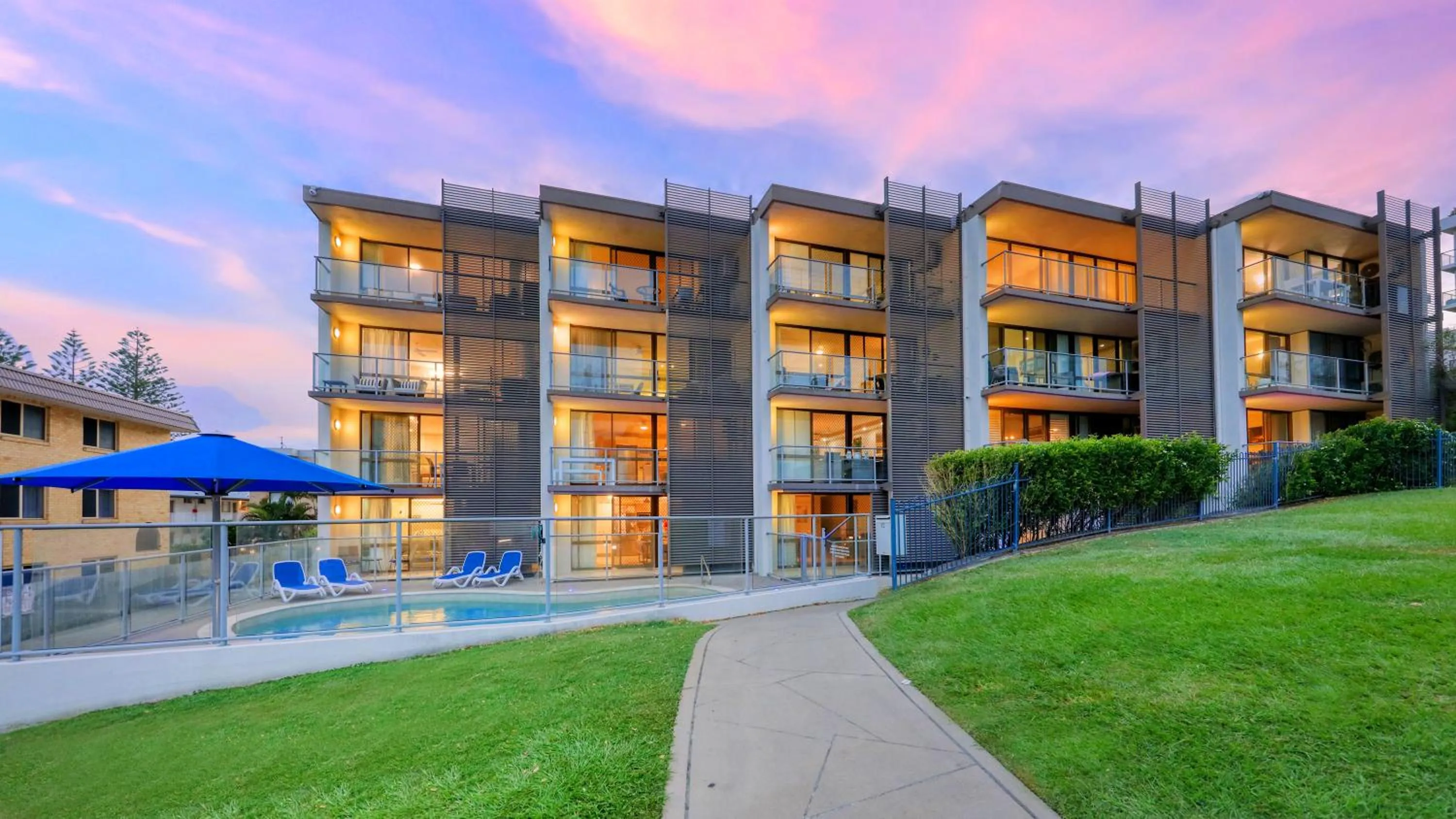 Property building in Merrima Court Holidays