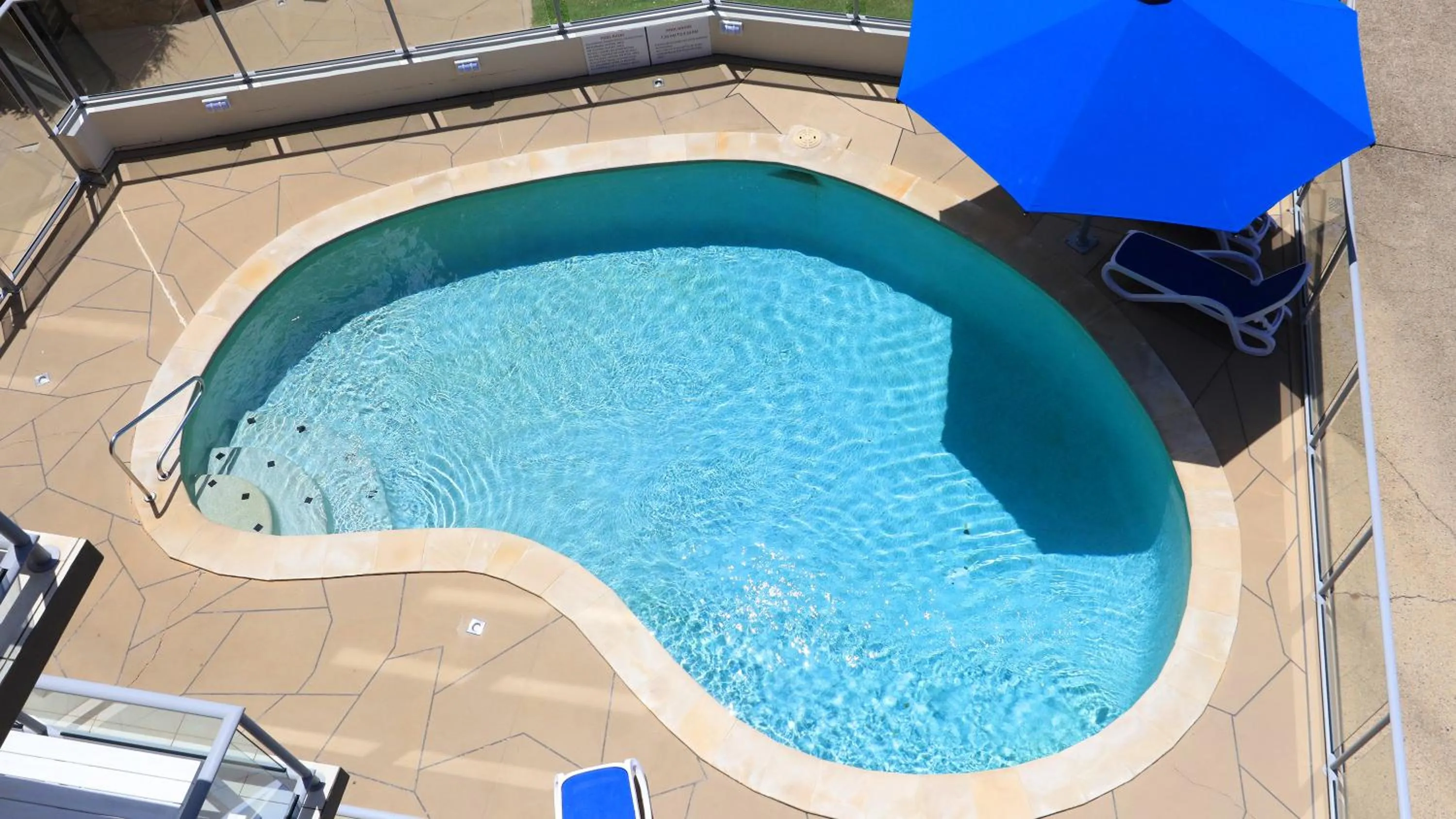 Swimming pool in Merrima Court Holidays