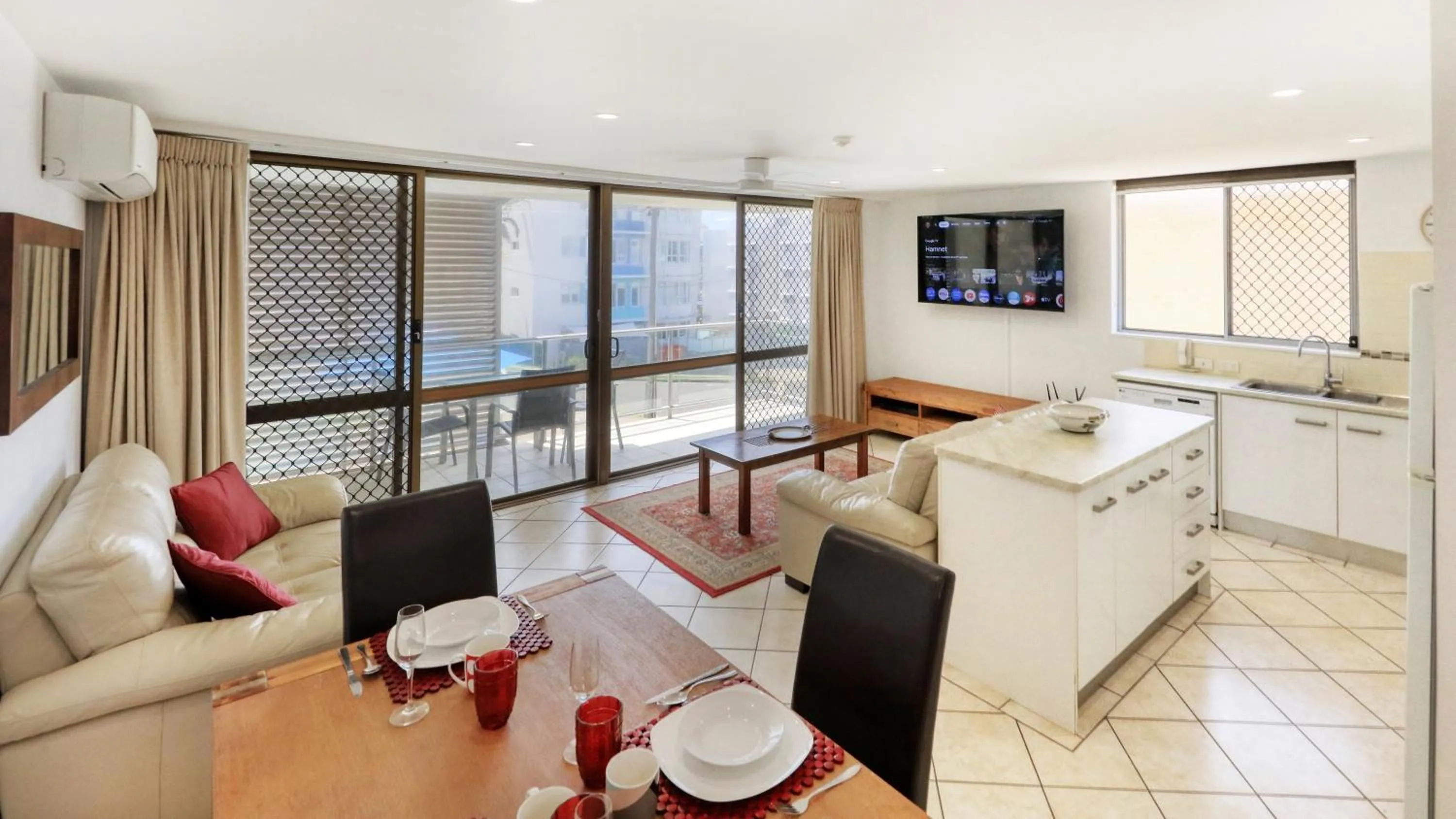 Dining area in Merrima Court Holidays