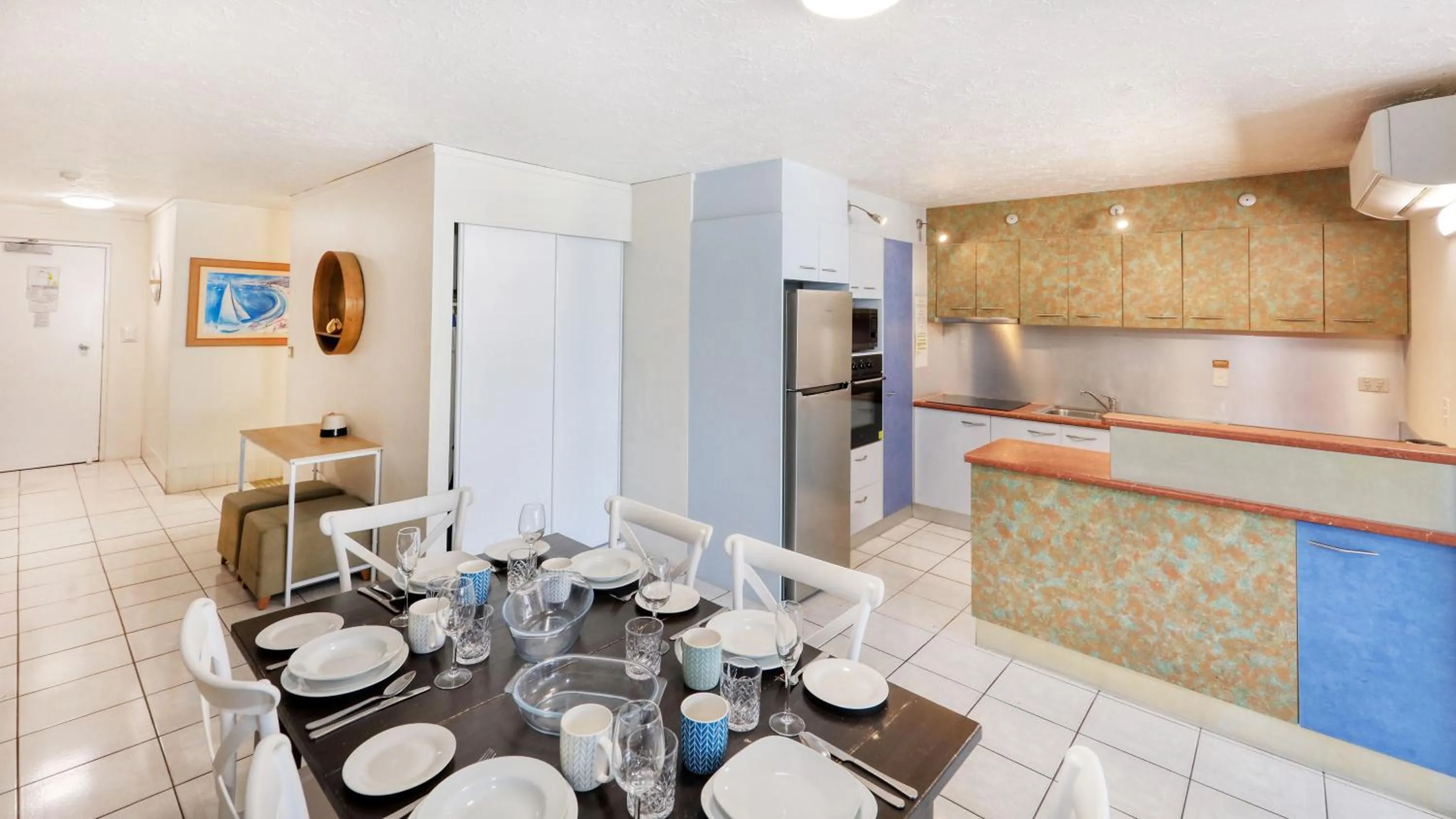 Dining area in Merrima Court Holidays