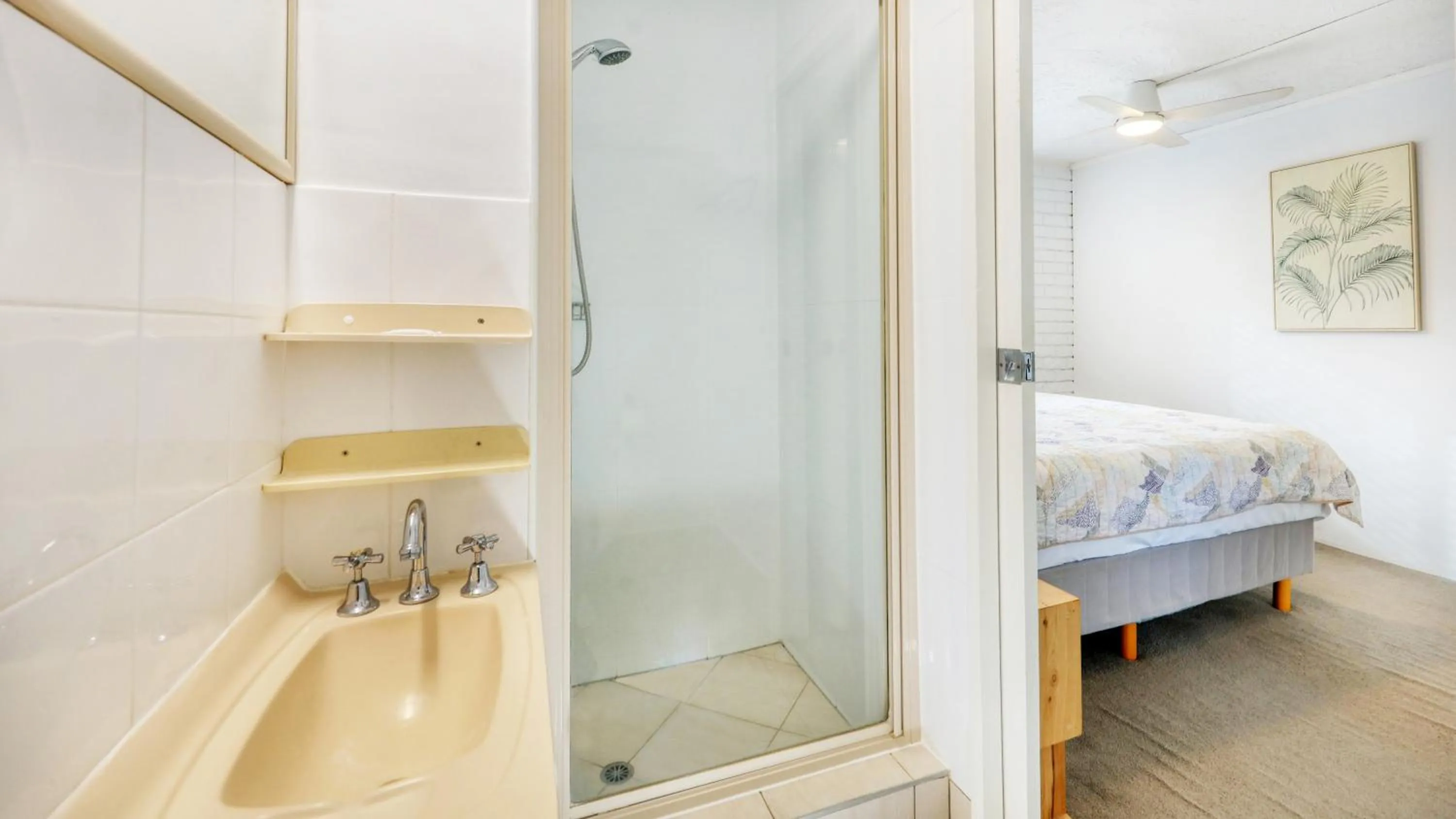 Bathroom, Bed in Merrima Court Holidays