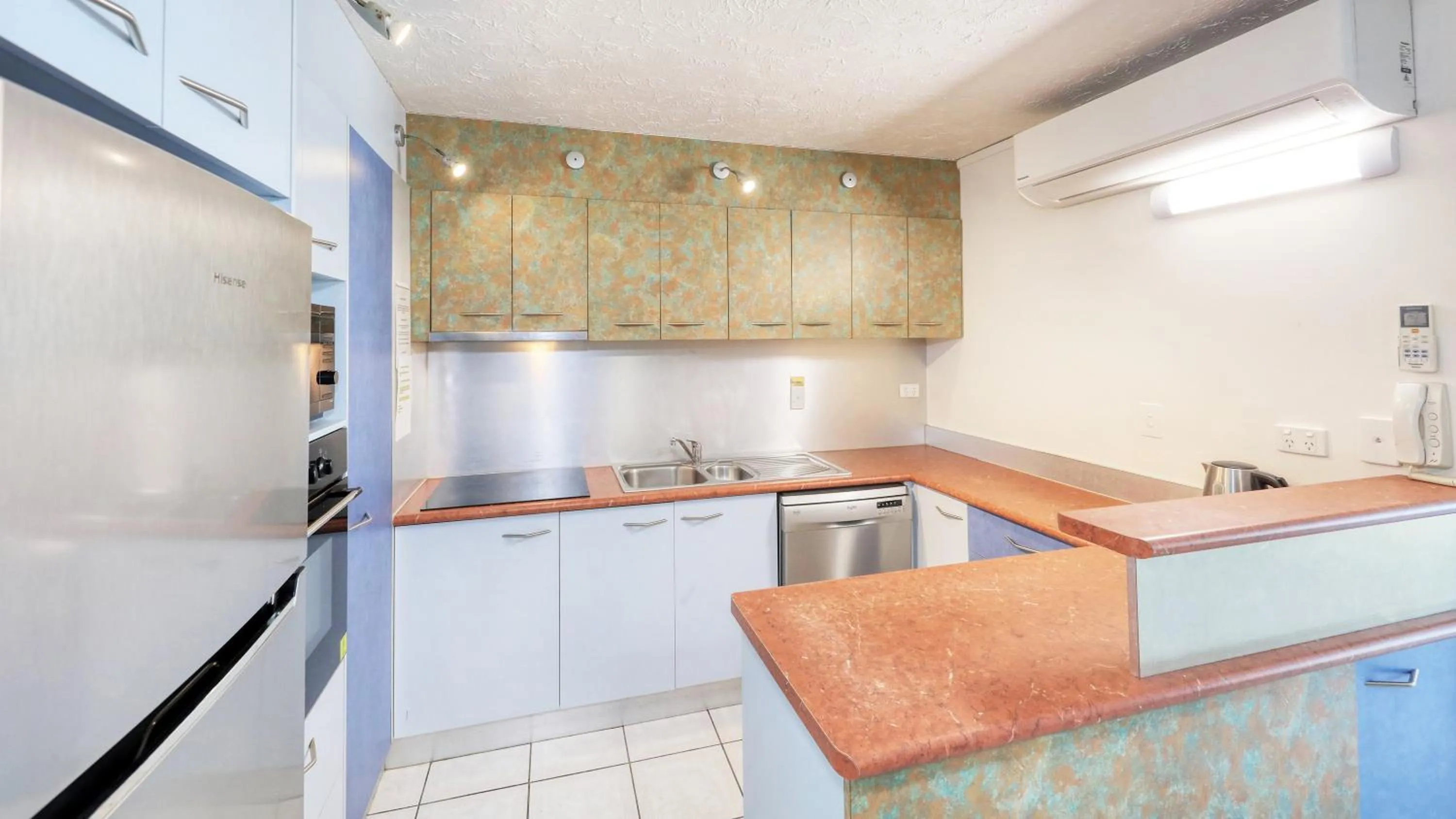 Kitchen or kitchenette in Merrima Court Holidays