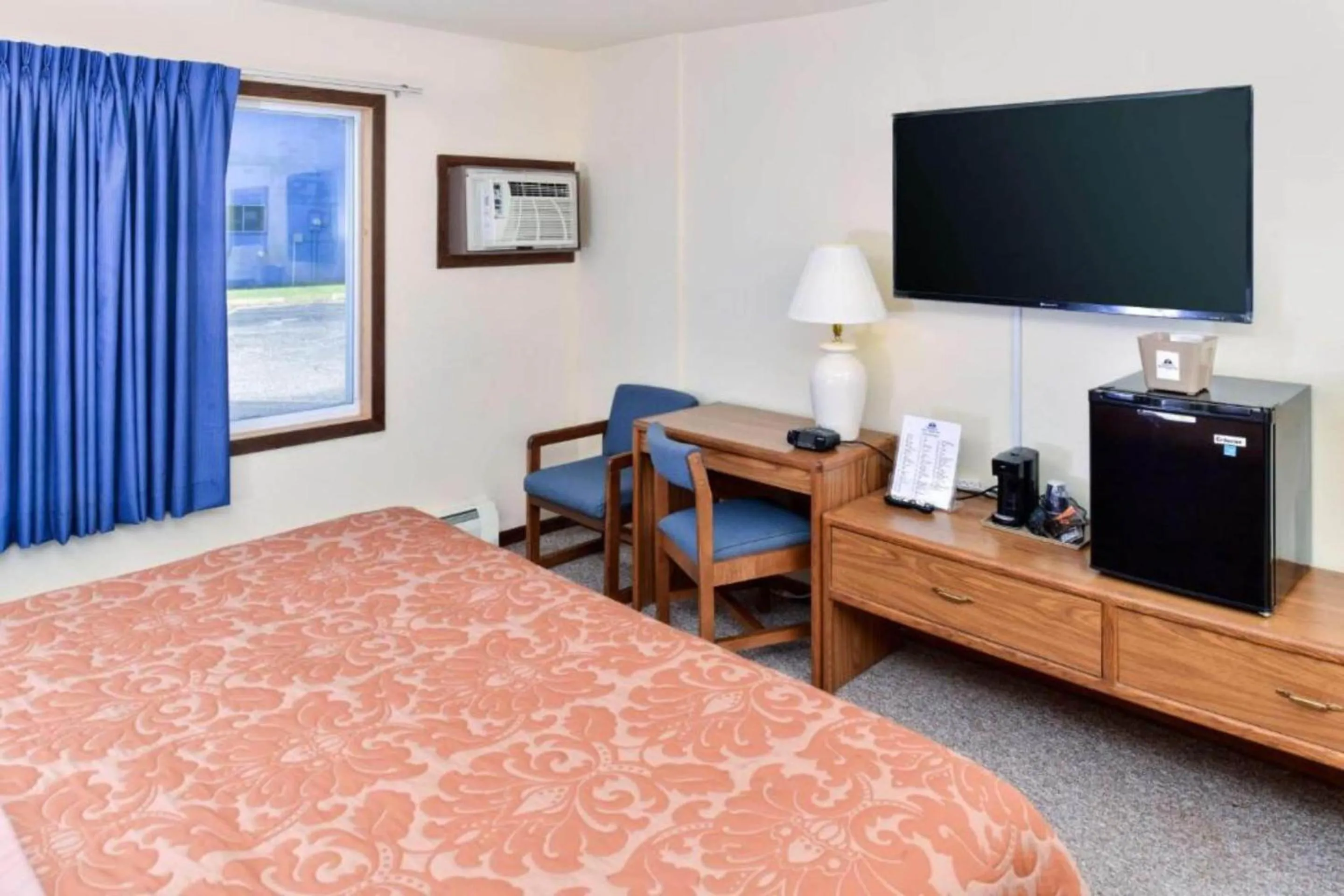 Bedroom, Bed in Love Hotels Staples by OYO at HWY 10 MN