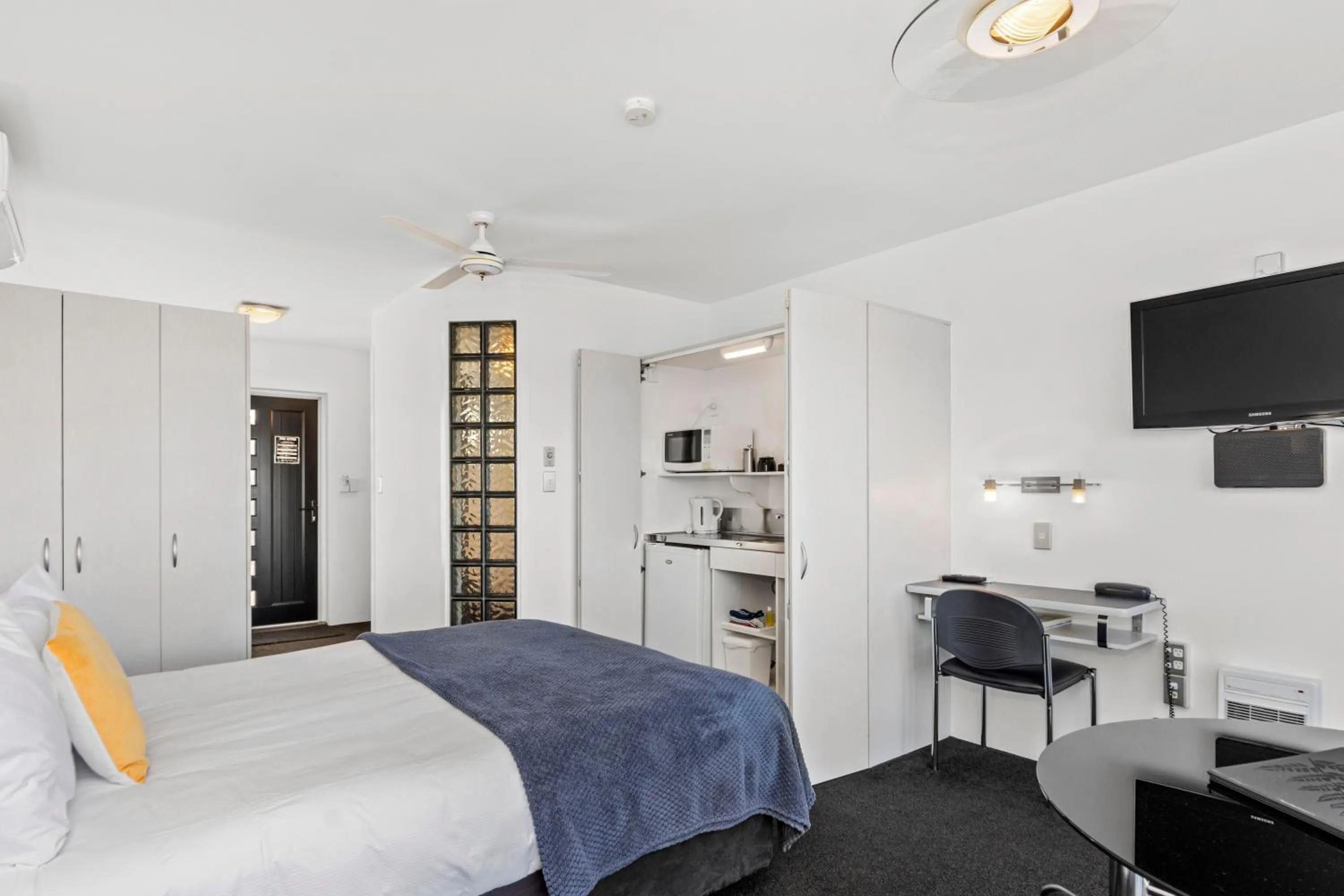Kitchen or kitchenette, Bed in The Tauranga on the Waterfront