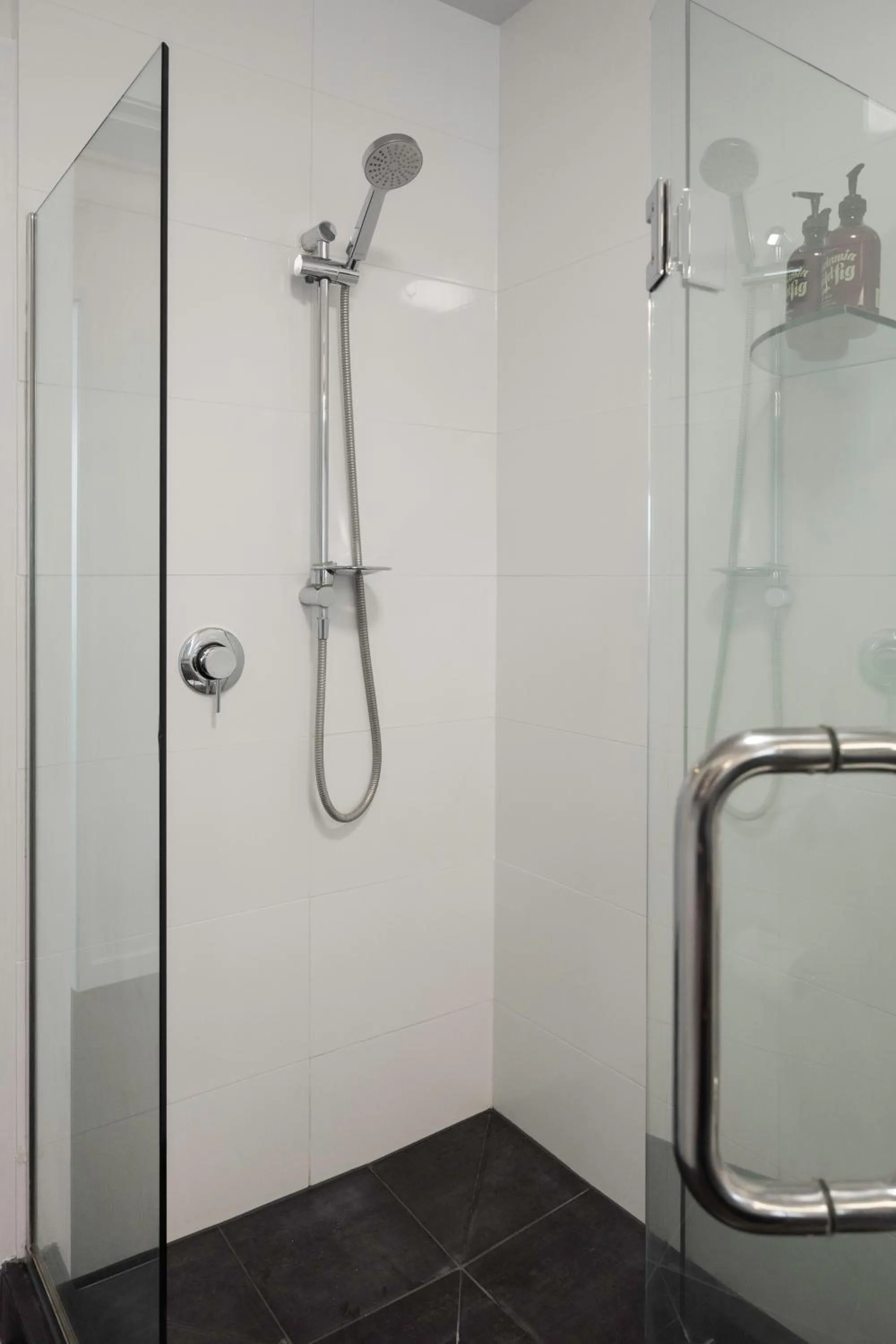 Shower in The Tauranga on the Waterfront