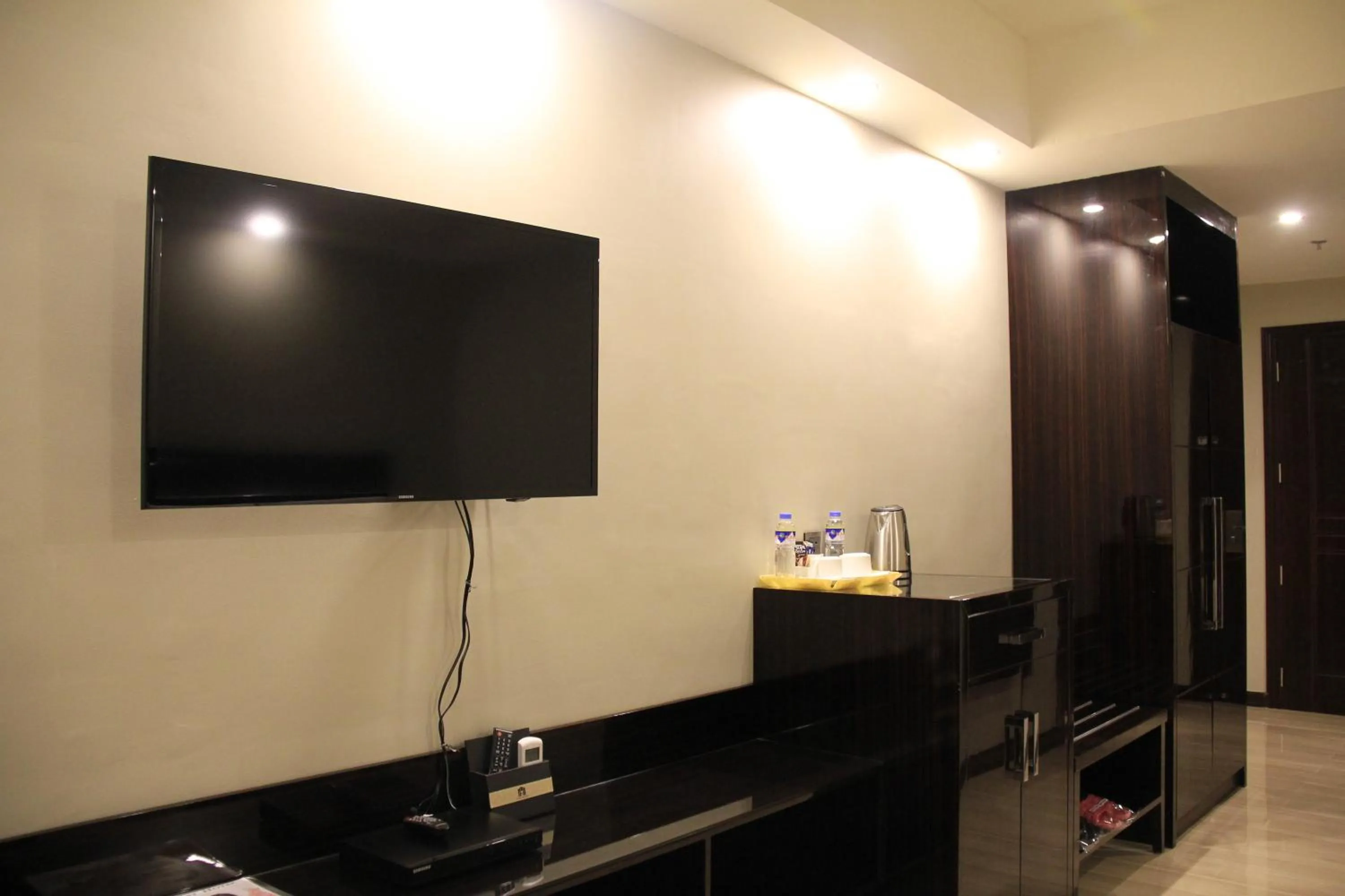 TV and multimedia in Savannah Resort Hotel