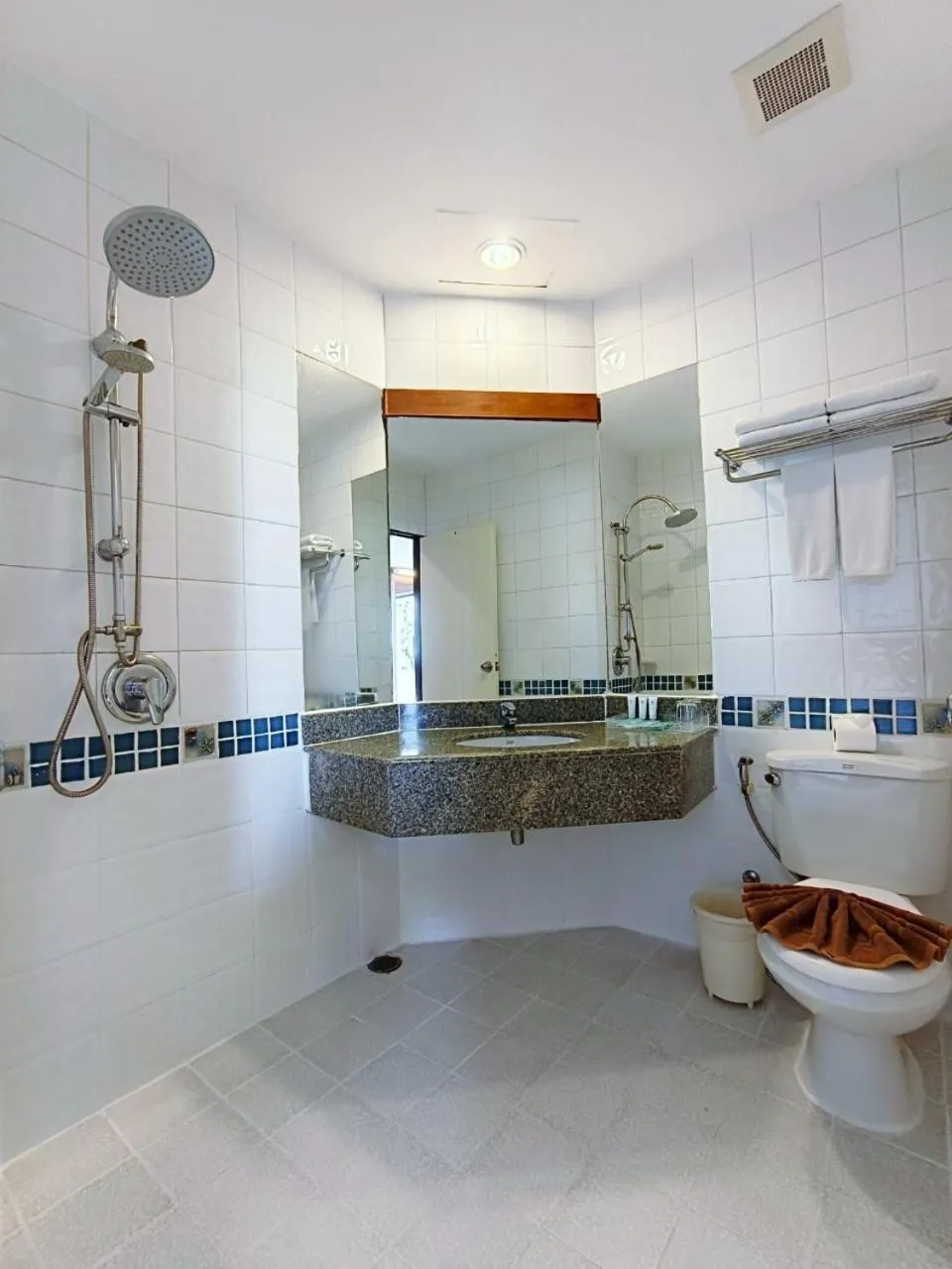 Bathroom in C & N Hotel Patong, Phuket