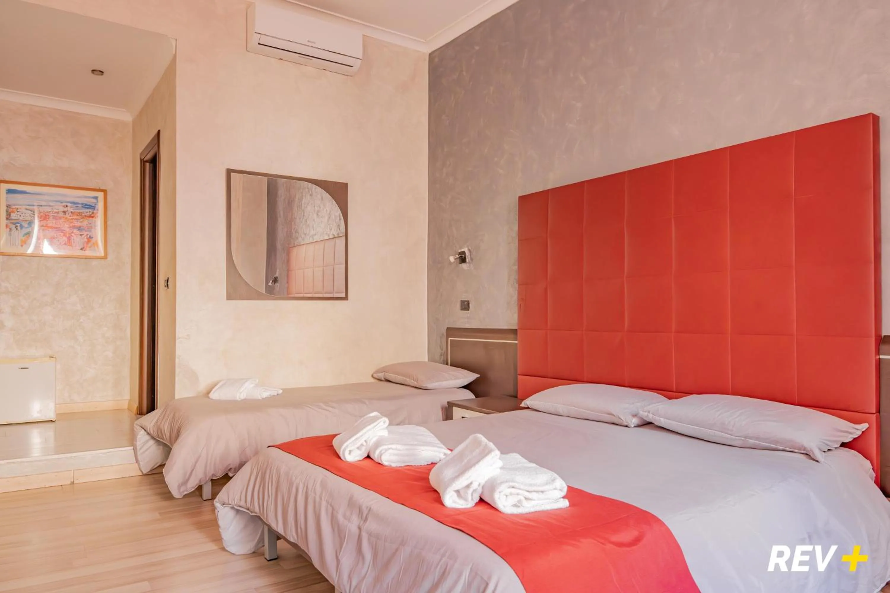 Photo of the whole room, Bed in New Inn