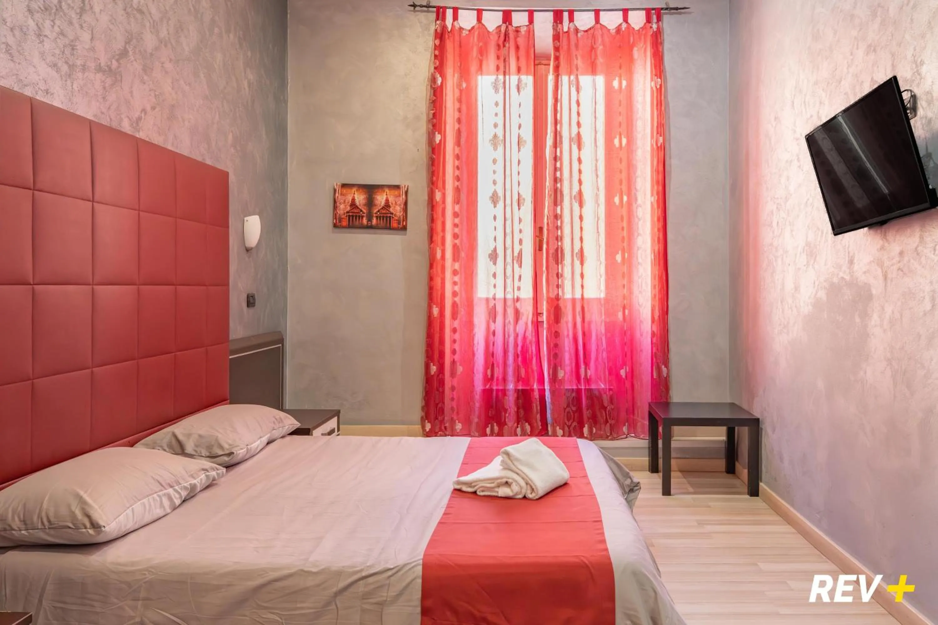 Photo of the whole room, Bed in New Inn