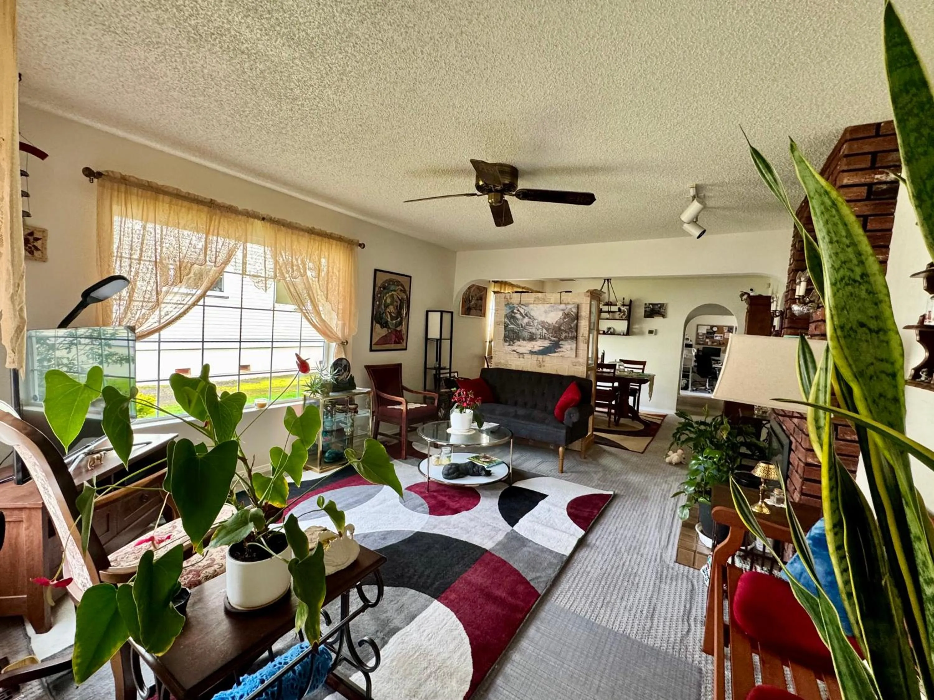 Communal lounge/ TV room in Leah's Homestay in Hoquiam